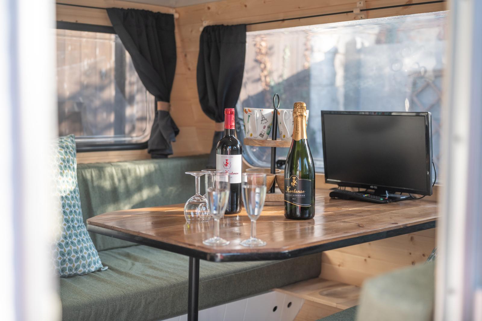 Sailly-Flibeaucourt : la Cour d'Hortense, apéritif dans la caravane