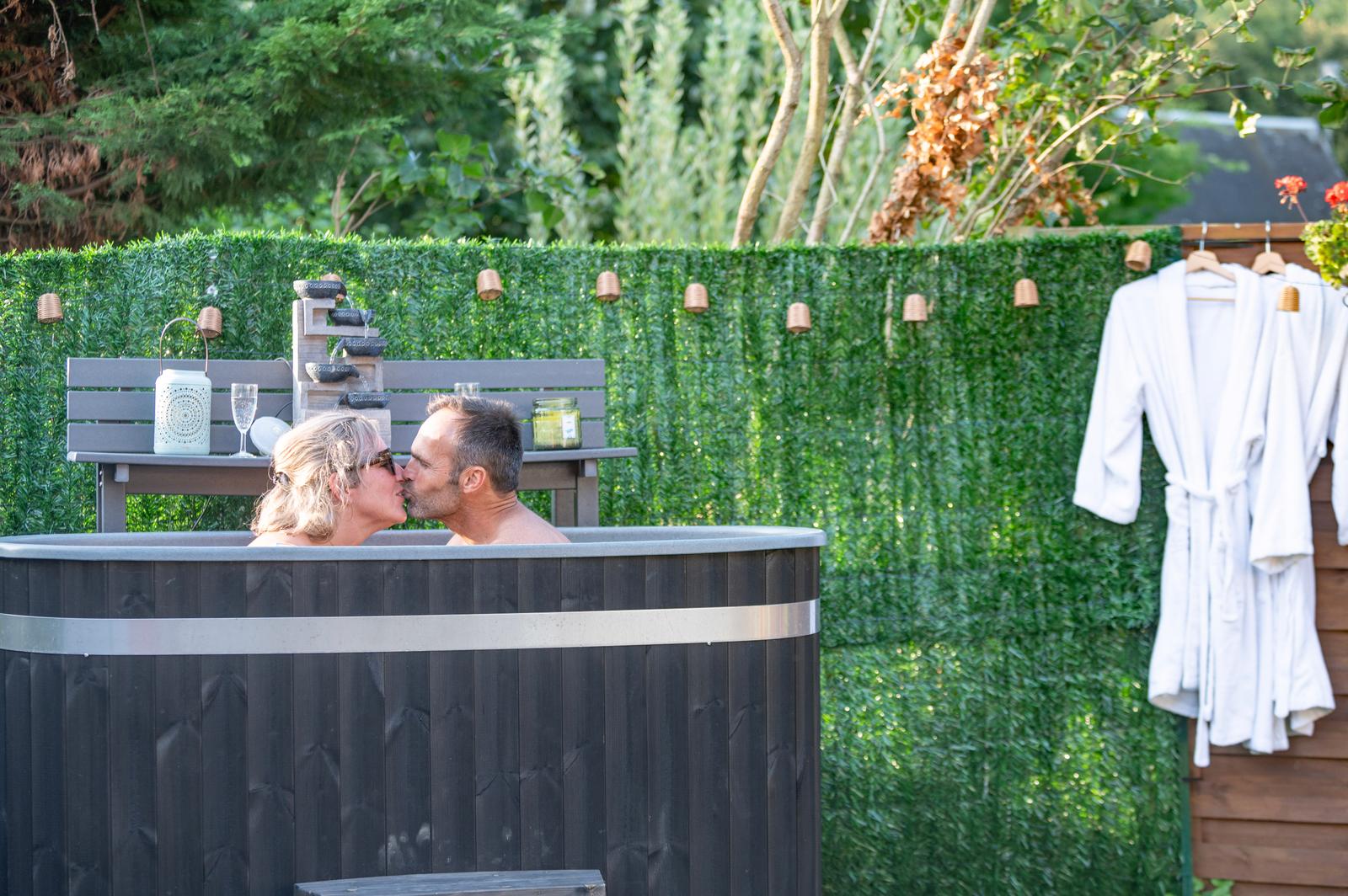 Sailly-Flibeaucourt : la Cour d'Hortense, couple dans le spa du jardin 08