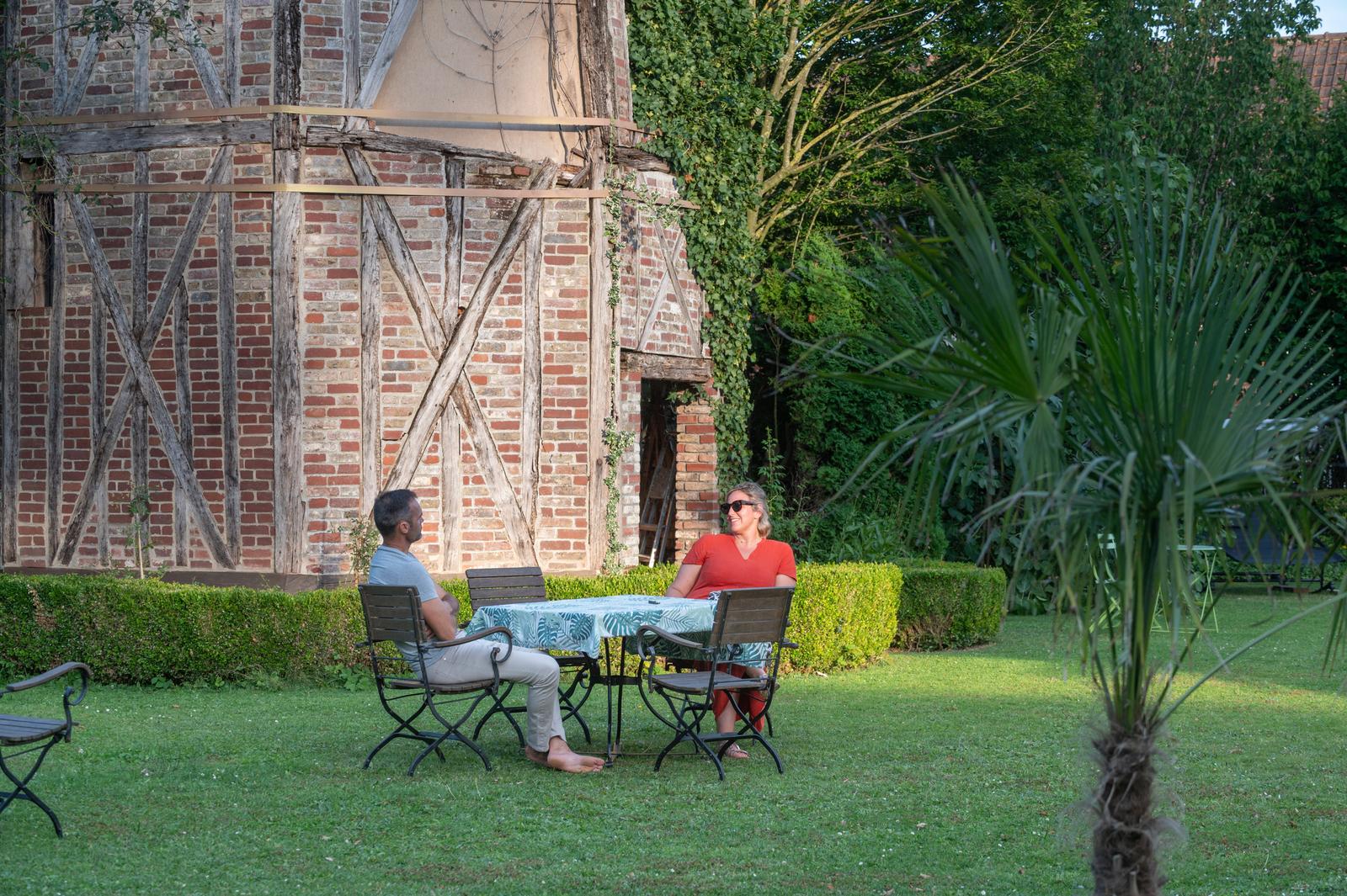Sailly-Flibeaucourt : couple dans le jardin
