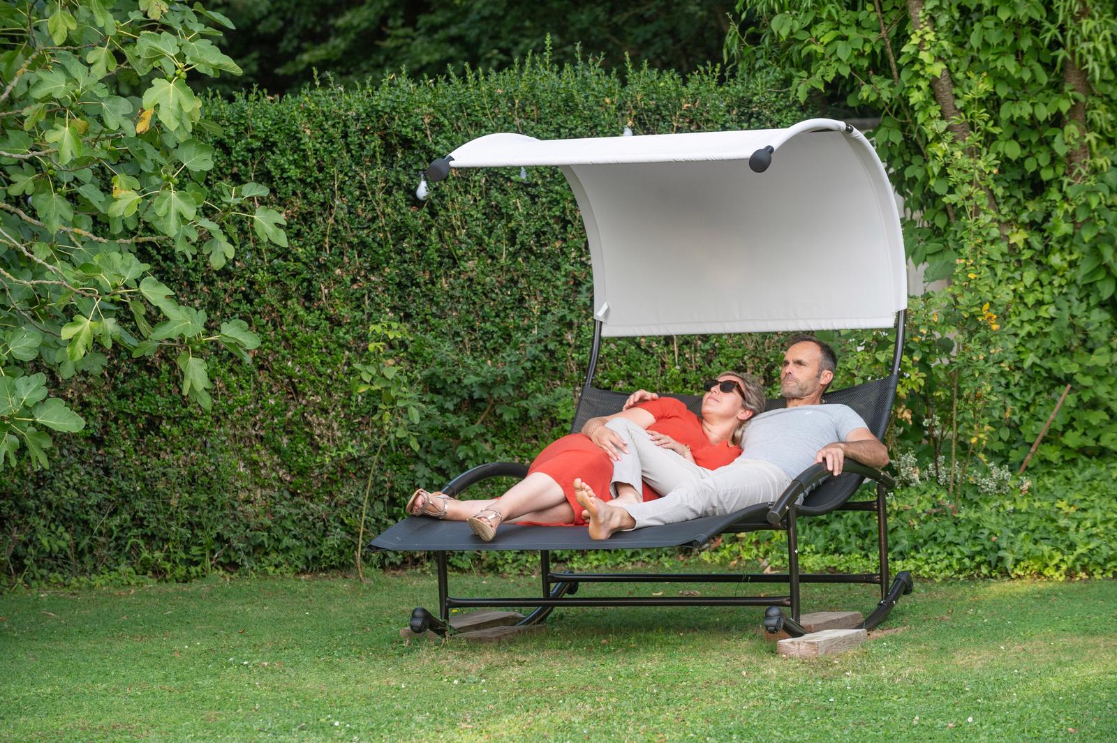 Sailly-Flibeaucourt : la Cour d'Hortense, couple dans le transat du jardin 01