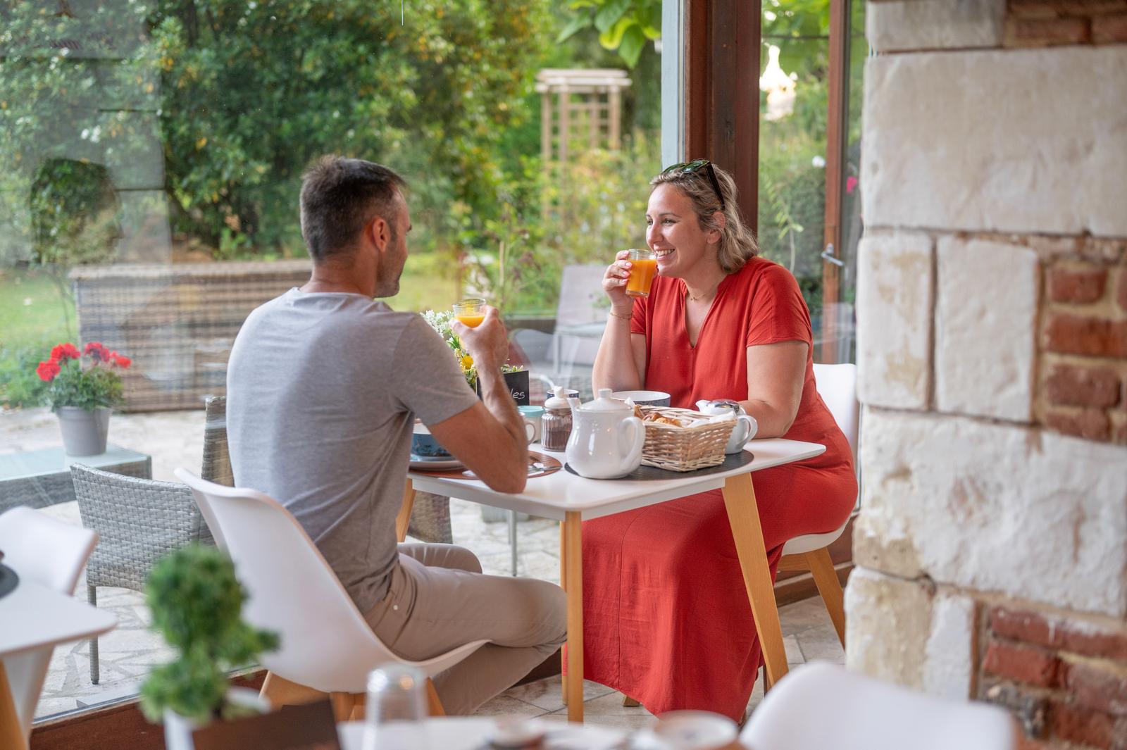 Sailly-Flibeaucourt : la Cour d'Hortense, couple au petit-déjeuner 02