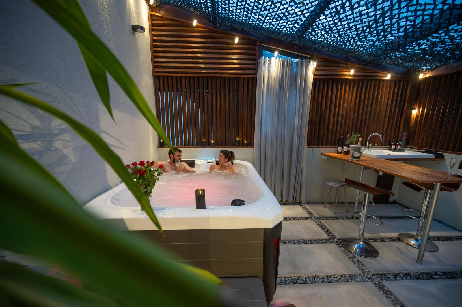 Arrest : Yanna Lodge, couple dans le jacuzzi 04