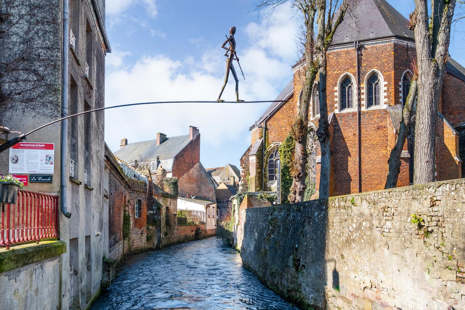 Hesdin-la-Forêt : le funambule Blondin passant au-dessus de la rivière 01