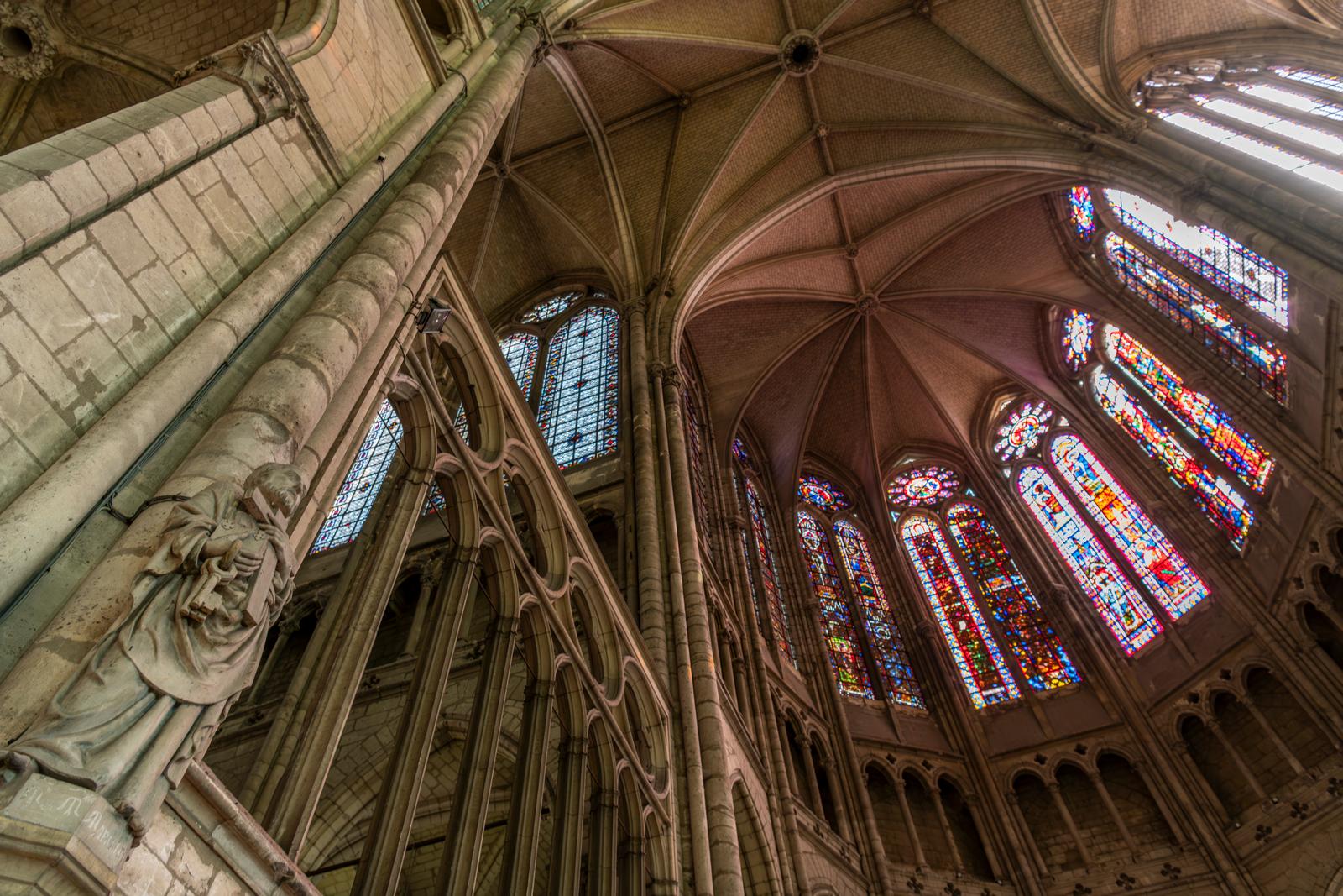 Saint-Quentin : la basilique, reflets colorés des vitraux 01