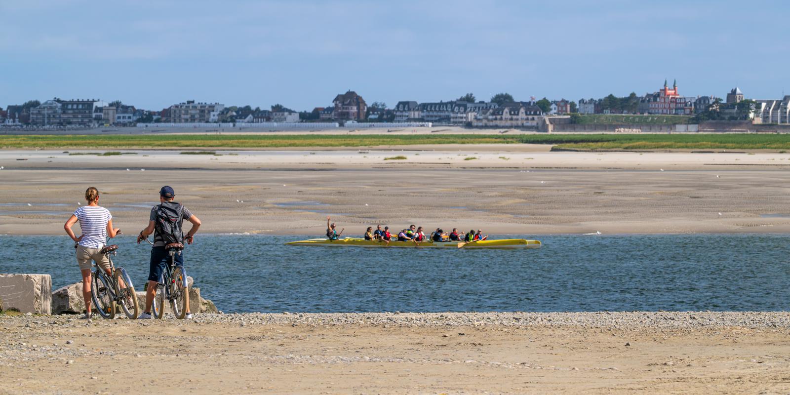 Couple de cyclistes au Cap Hornu et kayak sur mer