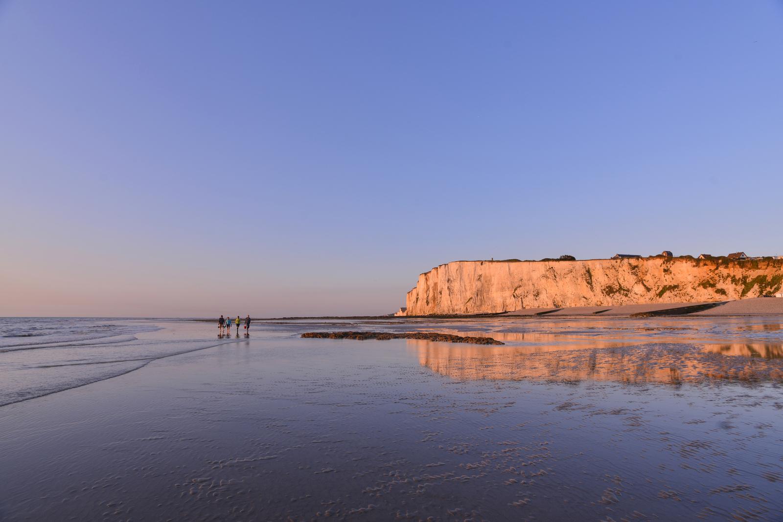 Mers-les-Bains : personnes sur la plage et falaise