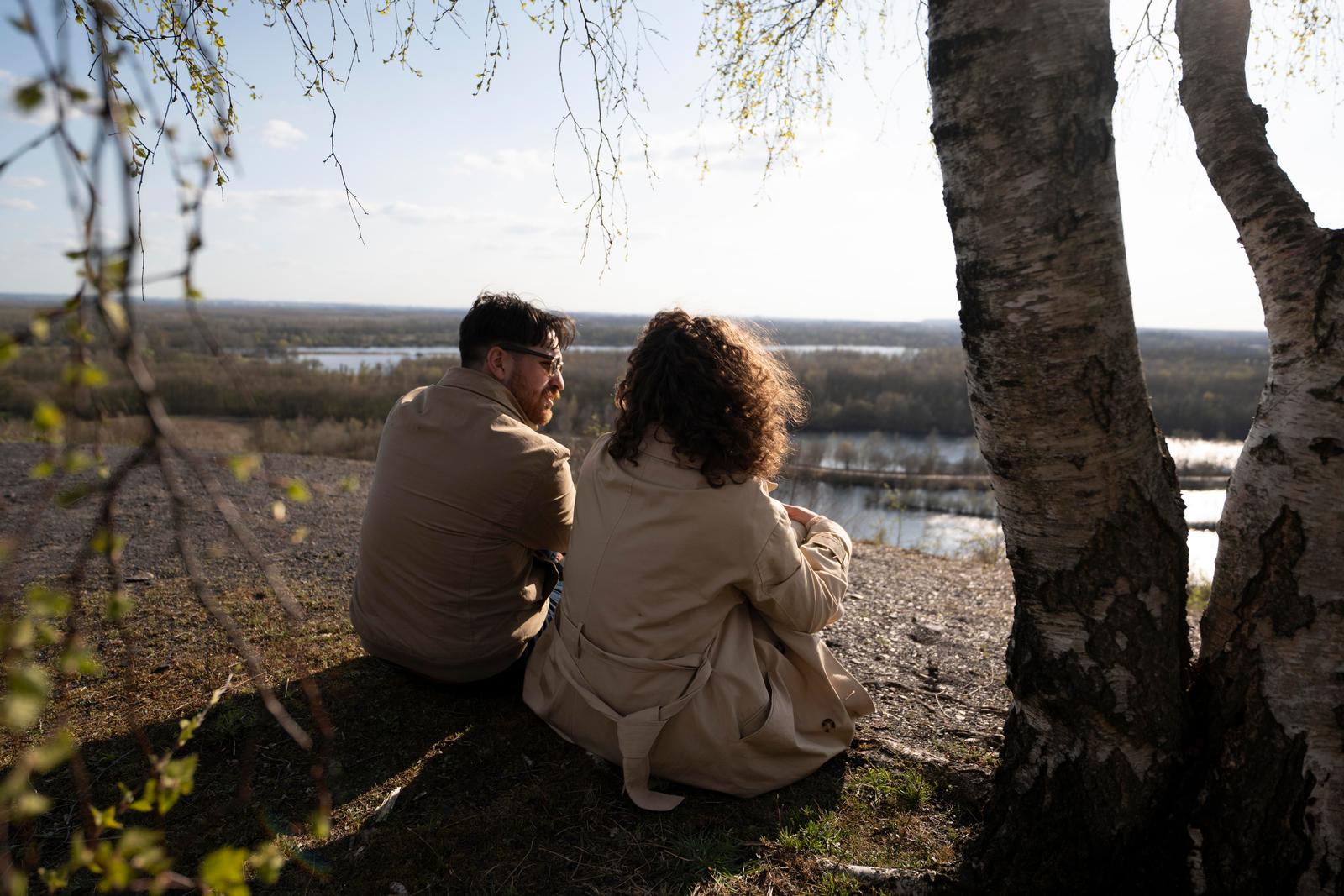 Condé sur l'Escaut : couple au sommet du terril Ledoux sur le site de Chabaud-Latour
