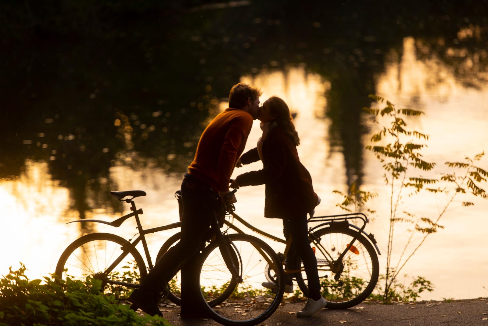 Amiens : couple à vélo s'embrassant sur le chemin de halage