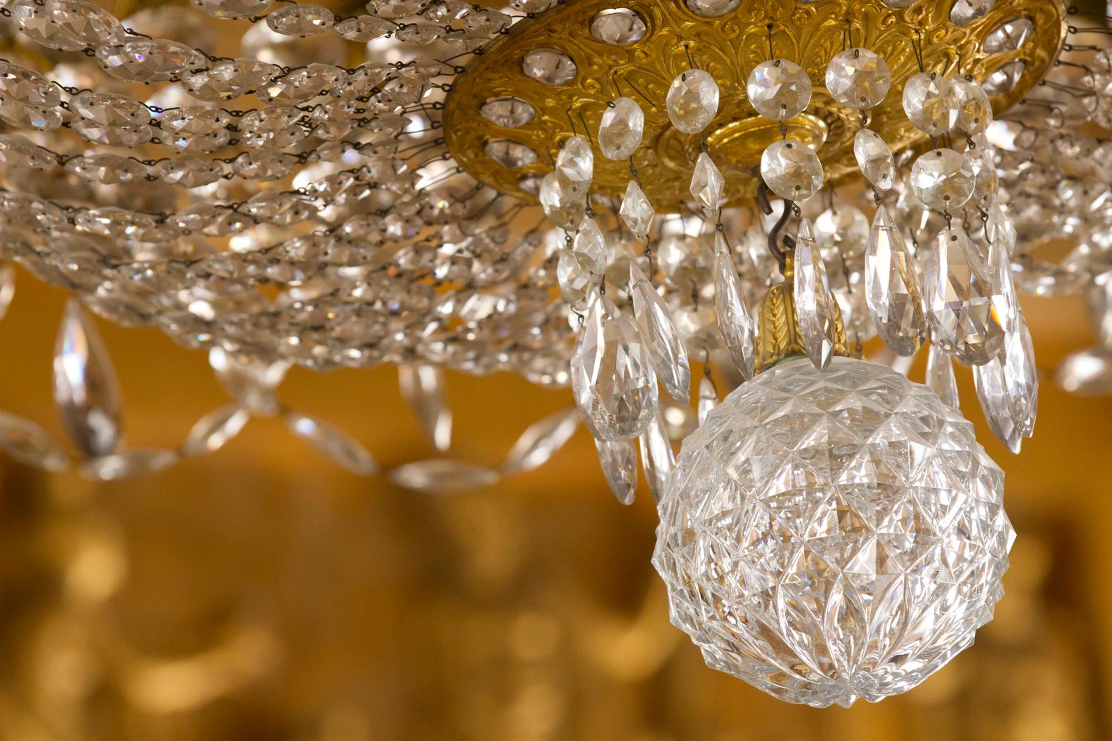 Compiègne : détail d'un lustre à pampilles au Palais Impérial