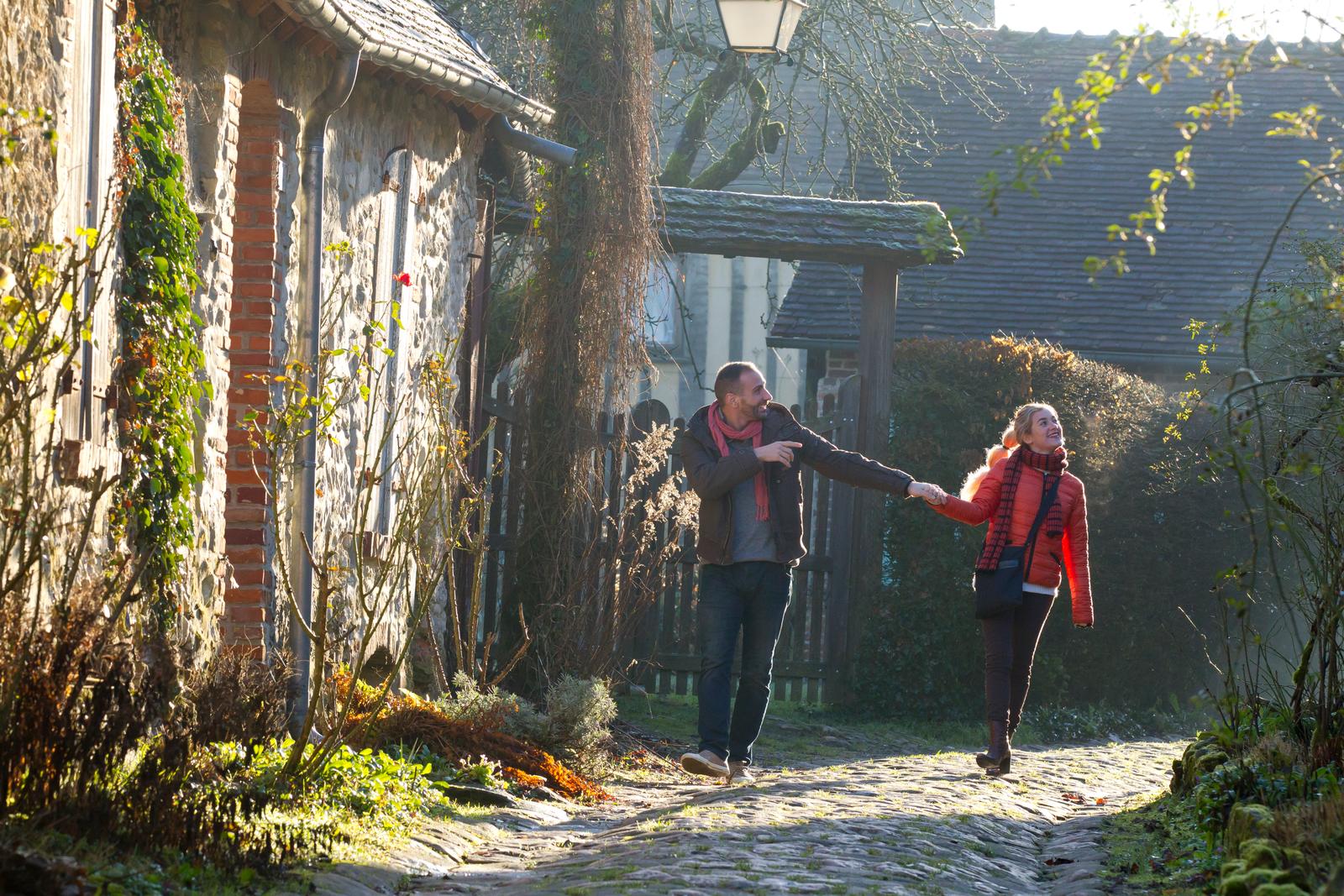 Gerberoy : couple en balade dans le village en hiver 01