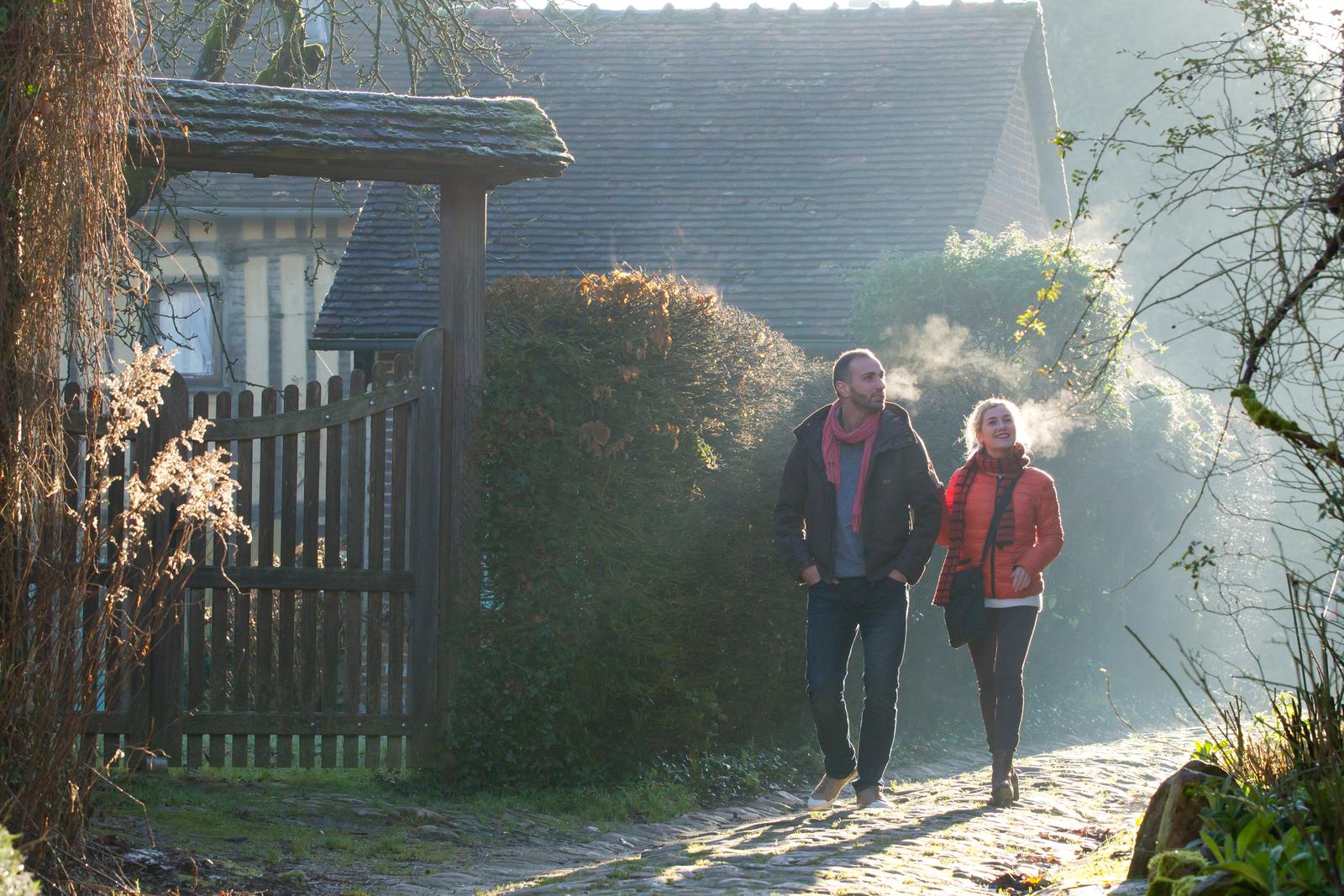 Gerberoy : couple en balade dans le village en hiver 02
