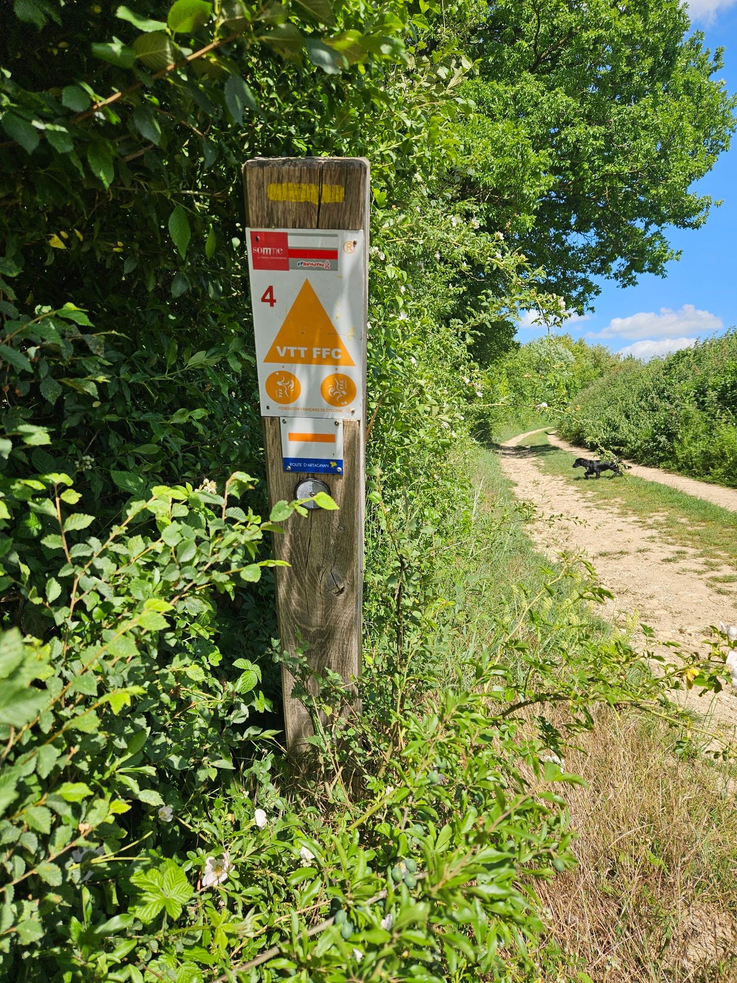 Sentier de randonnée dans la campagne amiènoise 01