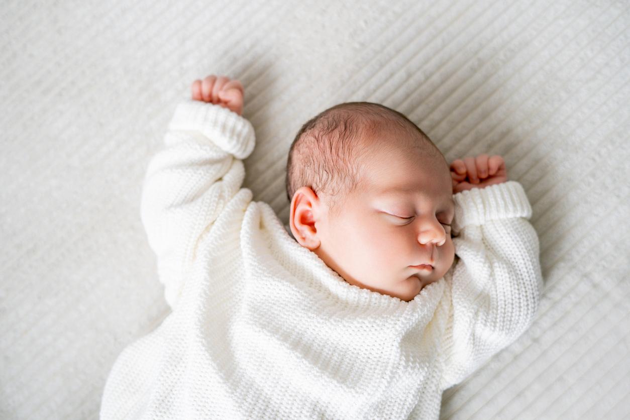 Bébé - Little newborn boy in knitted clothes sleeping. Healthy baby.
