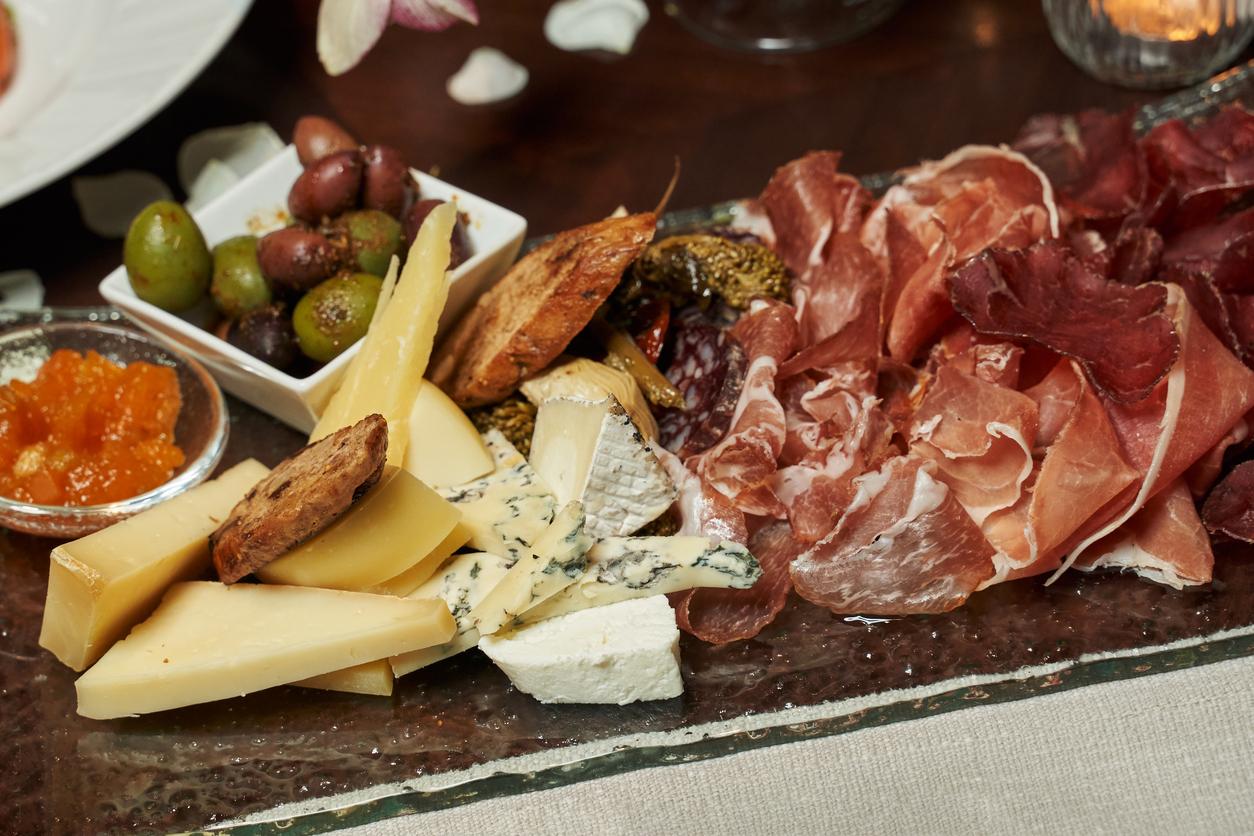 planche charcuterie fromages iStock-1313427328