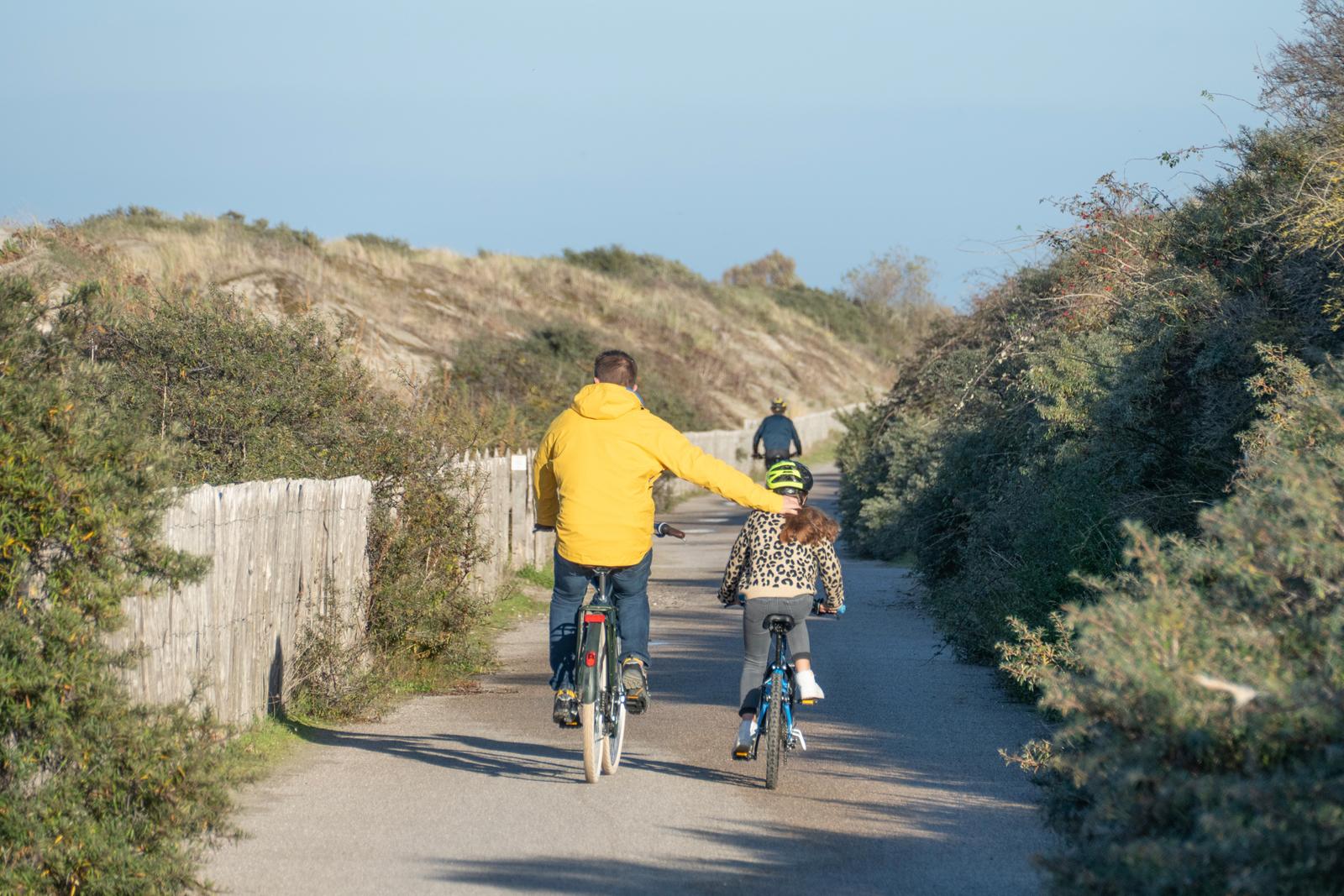 Route blanche : famille à vélo automne
