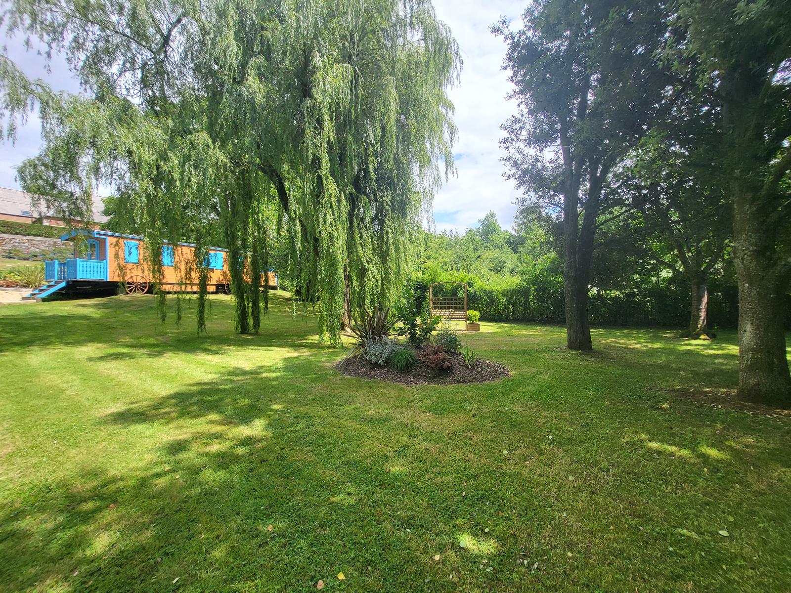 Bucilly : jardin et bord de rivière des roulottes du Vert Bocage 05