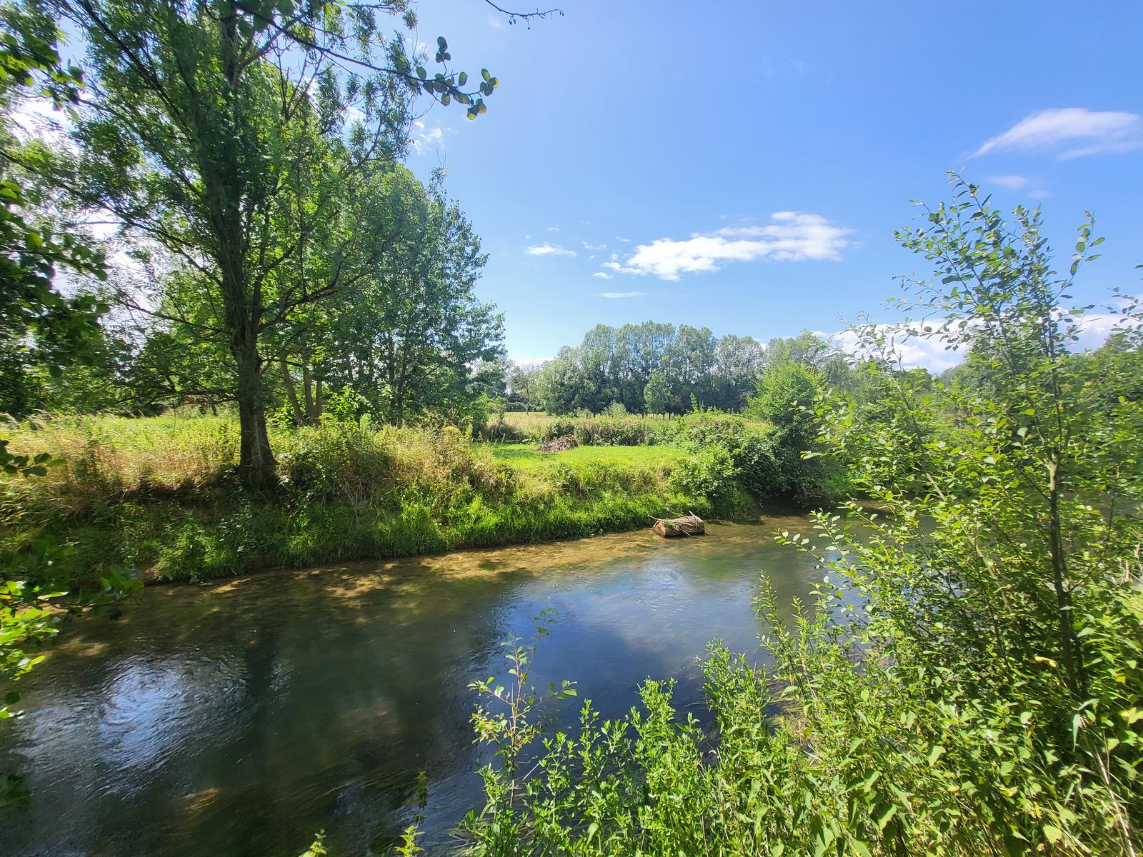 Bucilly : jardin et bord de rivière des roulottes du Vert Bocage 02
