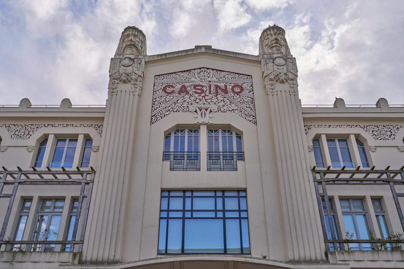 Saint-Quentin : façade art déco du casino