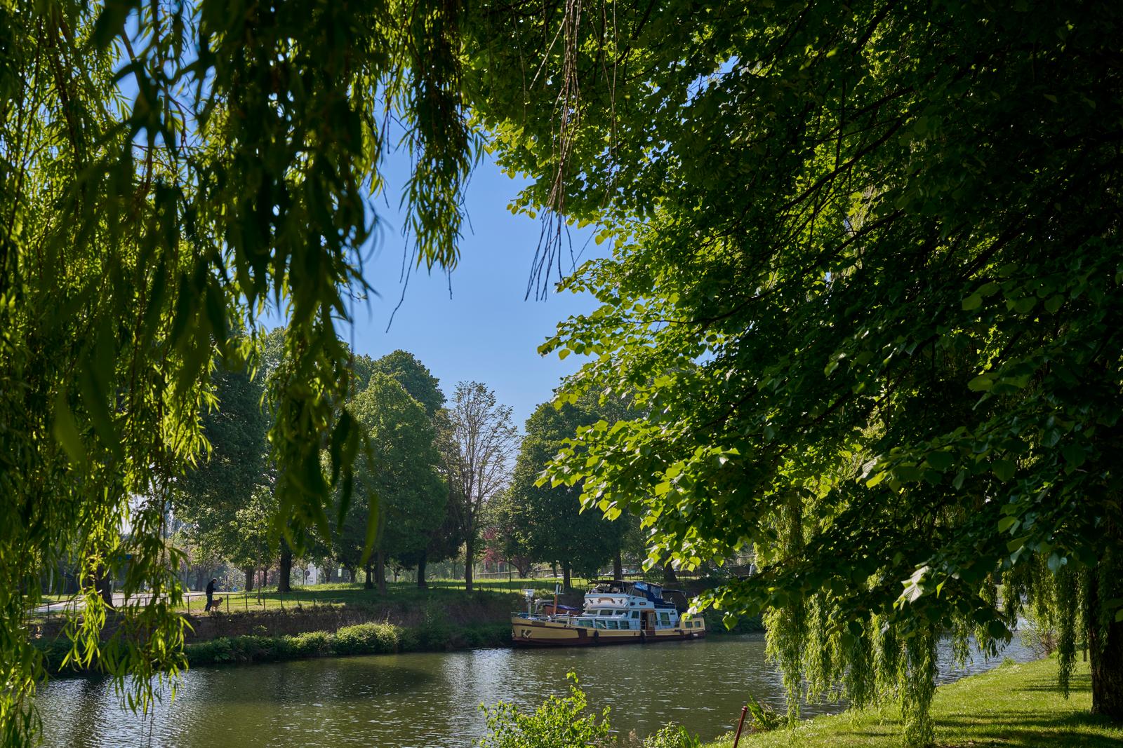 Cambrai : péniche amarrée au port de plaisance en été