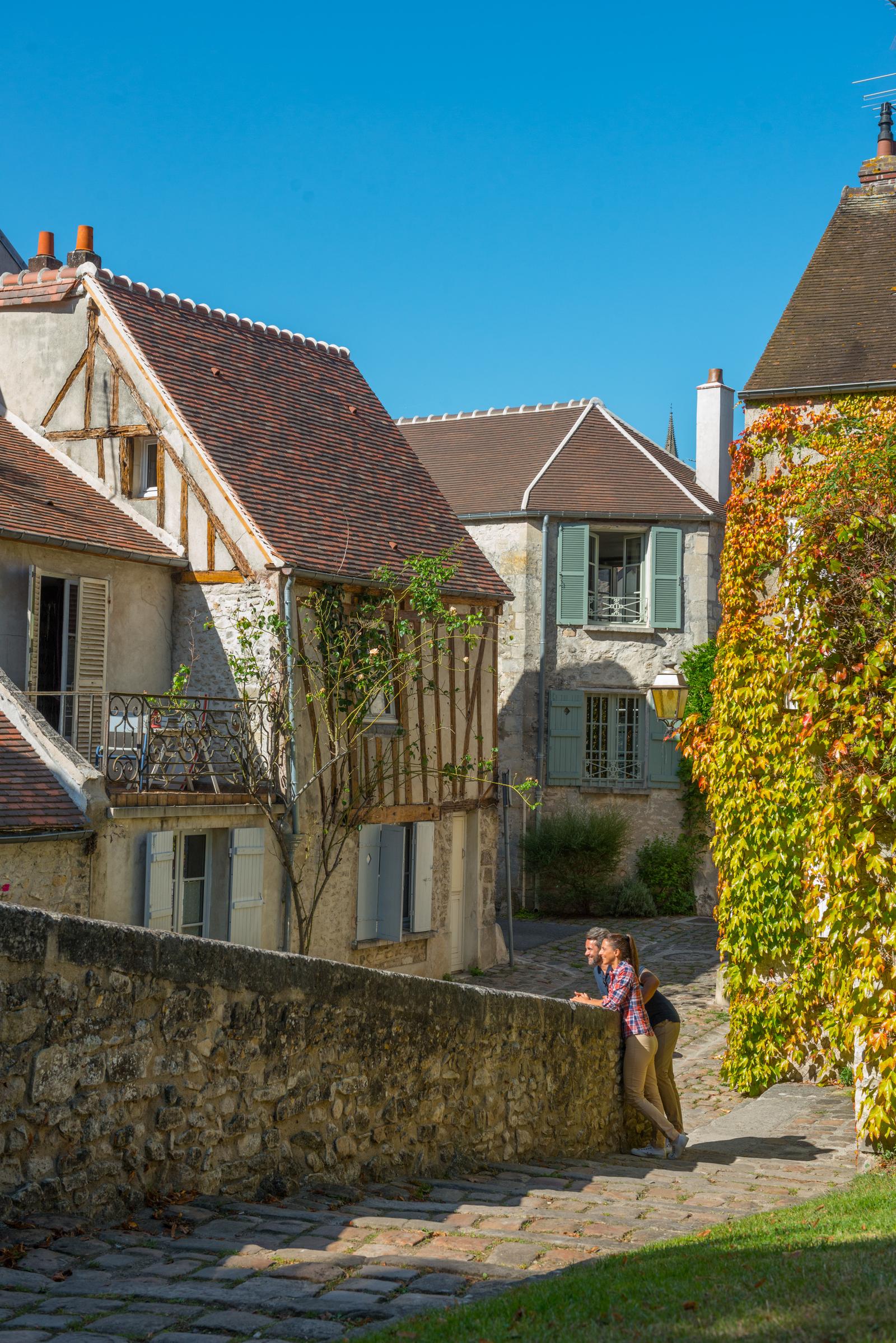 Senlis : couple se promenant dans la ville 13