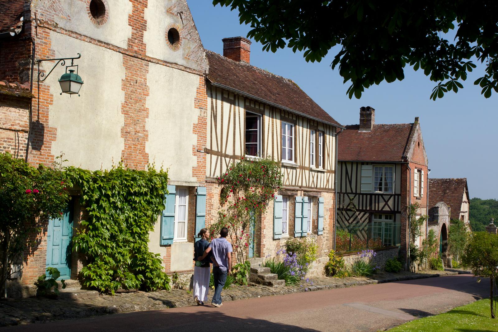 Gerberoy : couple en promenade dans le village 06