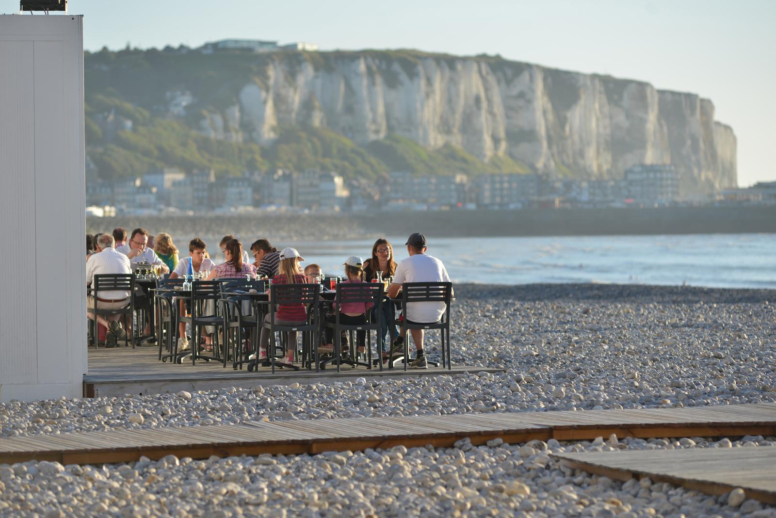 Mers-les-Bains : déjeuner en famille au restaurant sur la plage