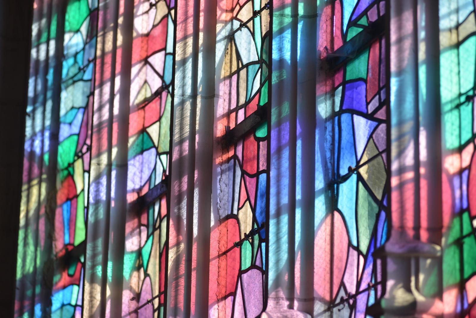 Abbeville : vitraux Manessier de l'église du Saint-Sépulcre