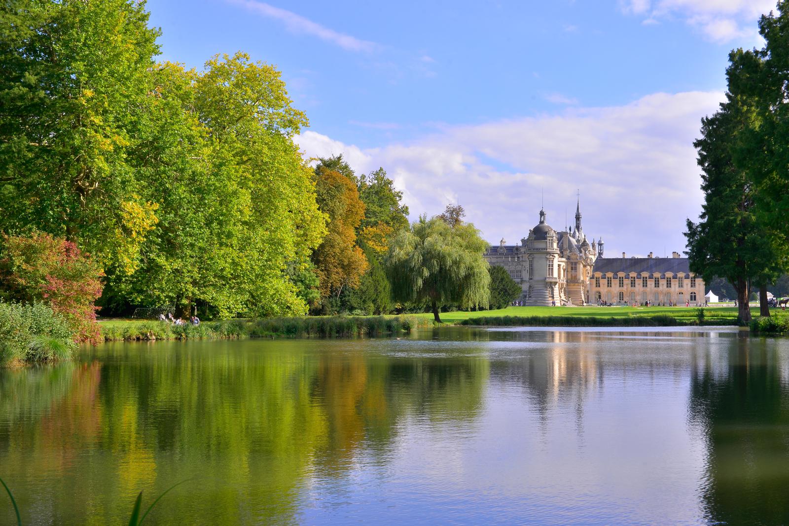 Chantilly : plan d'eau et château