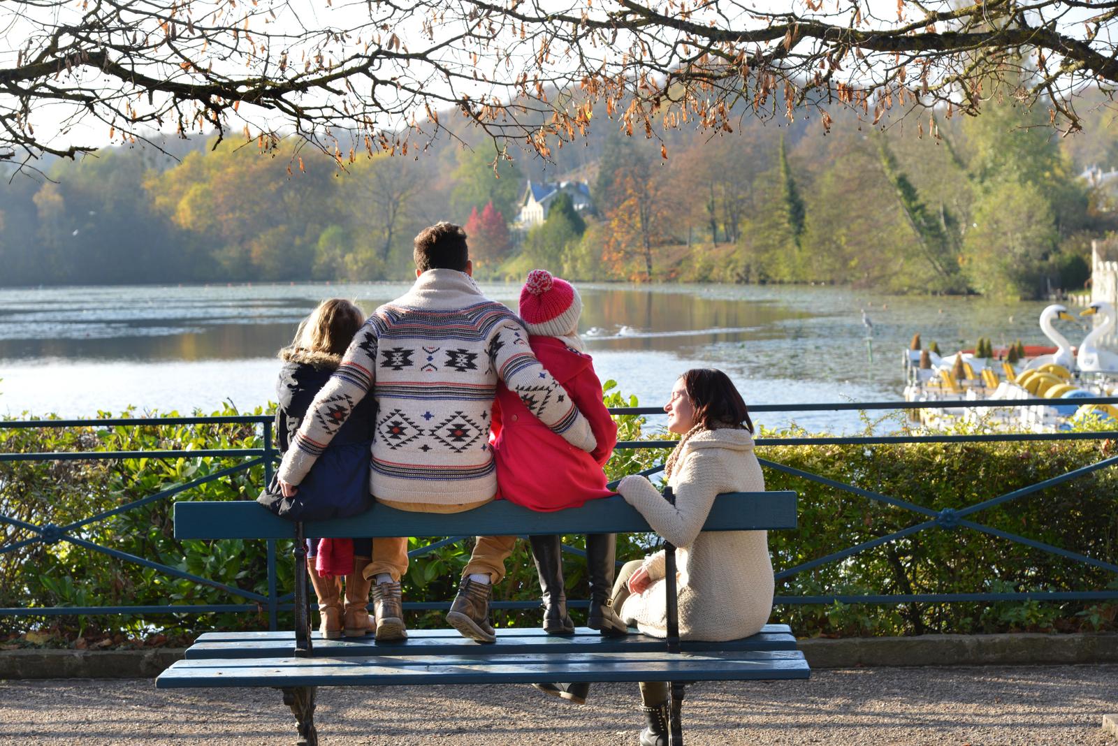 Pierrefonds : famille sur un banc au bord du lac 02