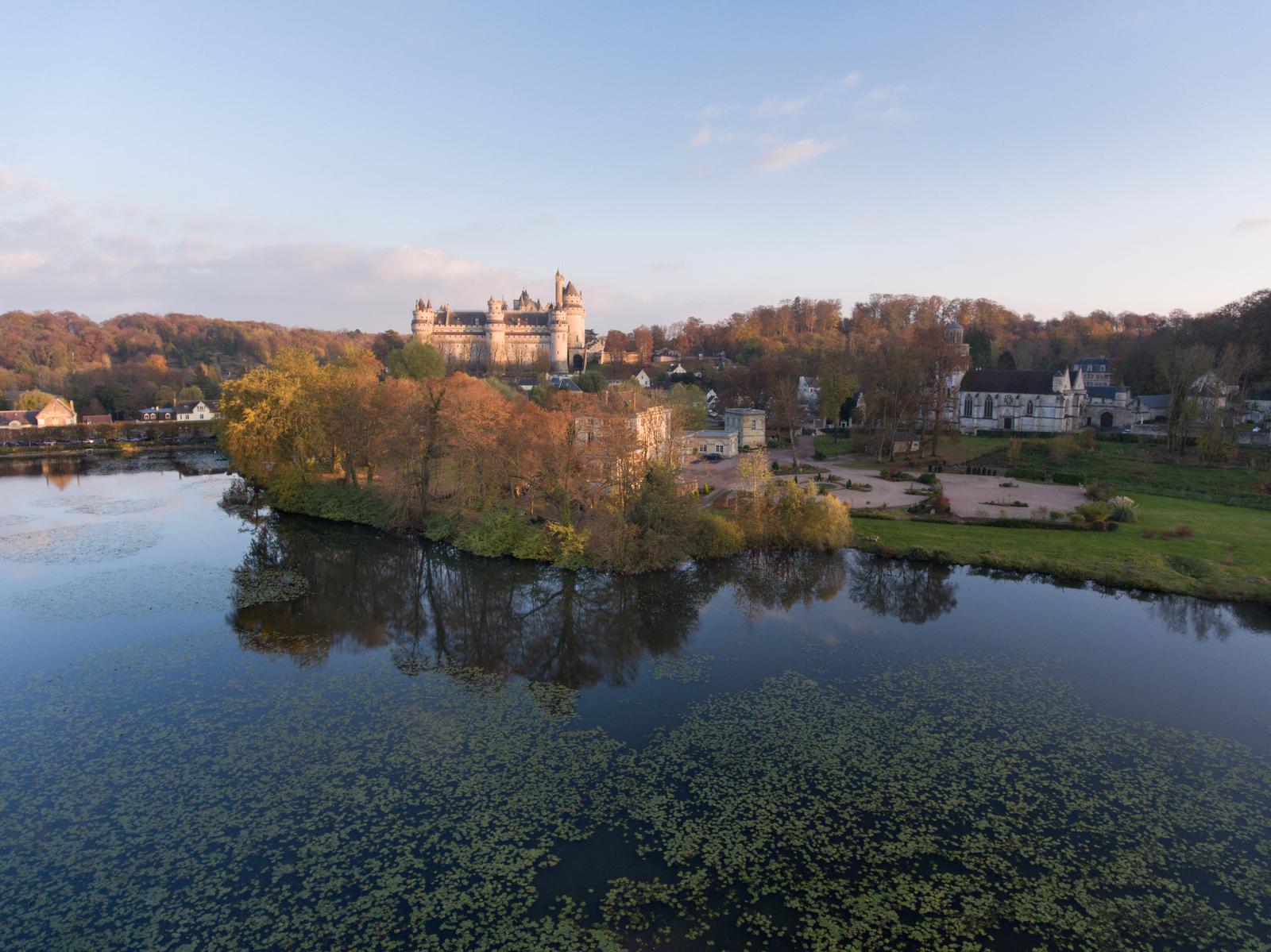 Pierrefonds : vue du château de loin