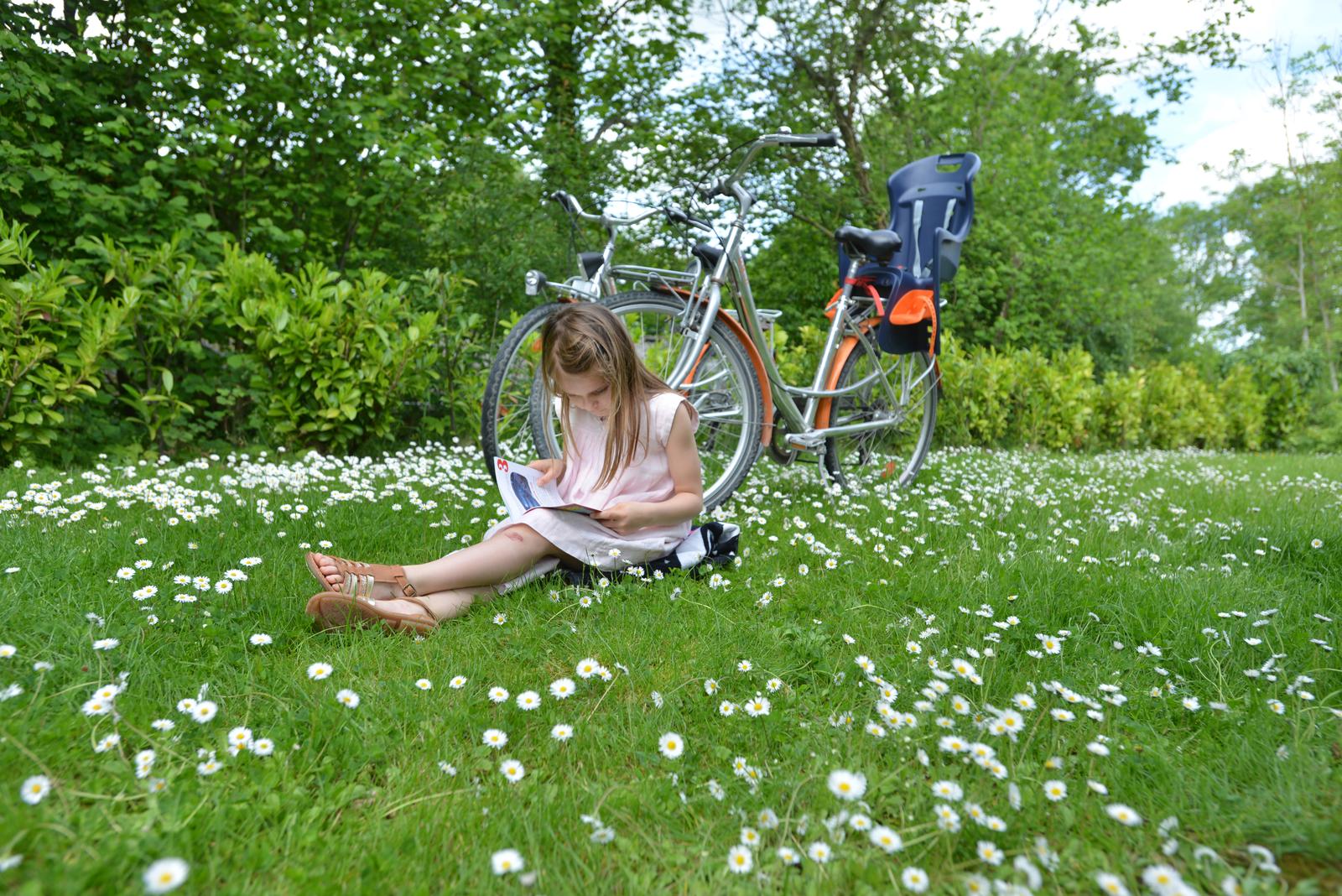 Port-le-Grand : château des Tilleuls, fillettes dans l'herbe et vélos