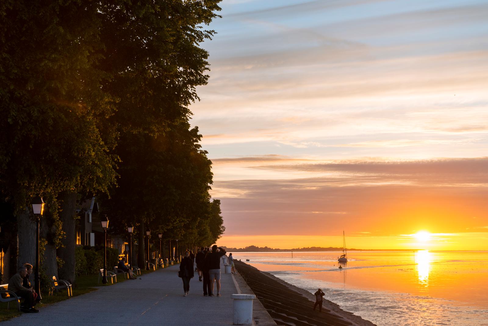 Saint-Valery-sur-Somme : promeneurs sur la digue au coucher du soleil