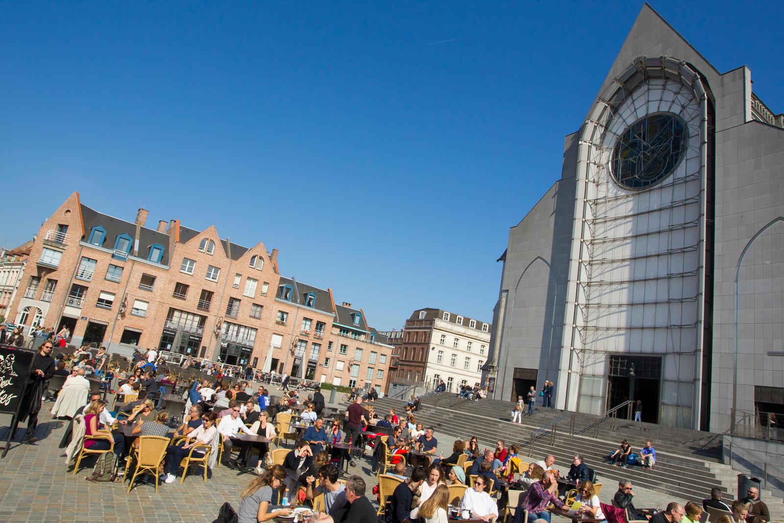 Lille : parvis de Notre-Dame de la Treille