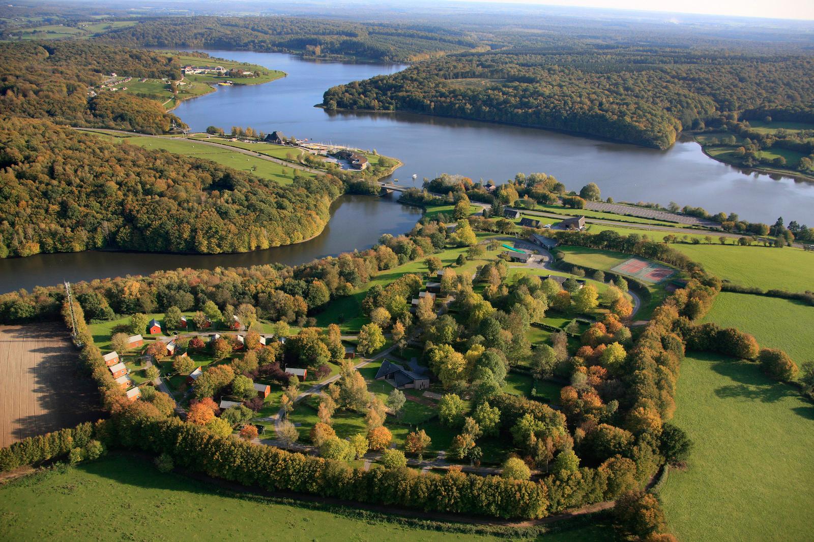 Eppe-Sauvage : station touristique et lac du Val Joly, vue aérienne