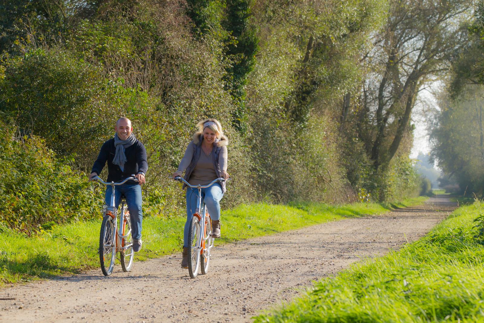 Quend-Plage : couple à vélo près de l'hôtel le Fiacre