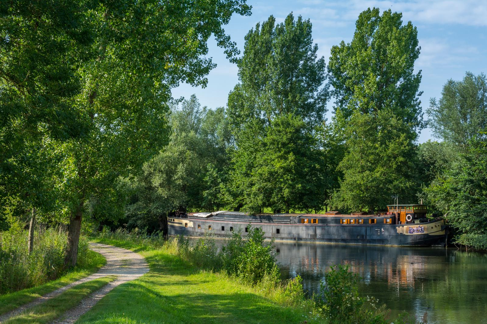 Eaucourt-sur-Somme : chemin de halage le long de la Somme
