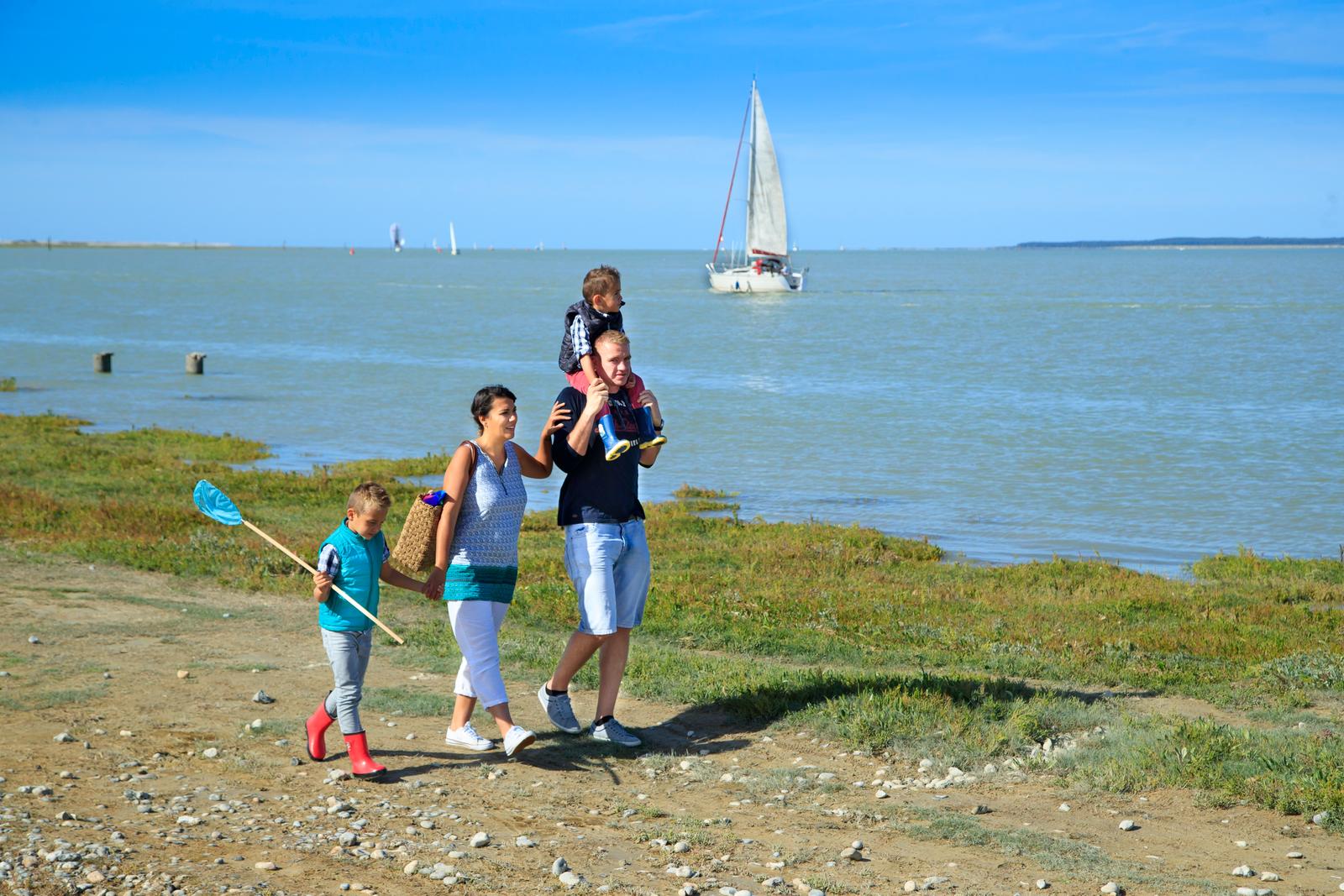 Saint-Valery-sur-Somme : famille au bord de la mer 02