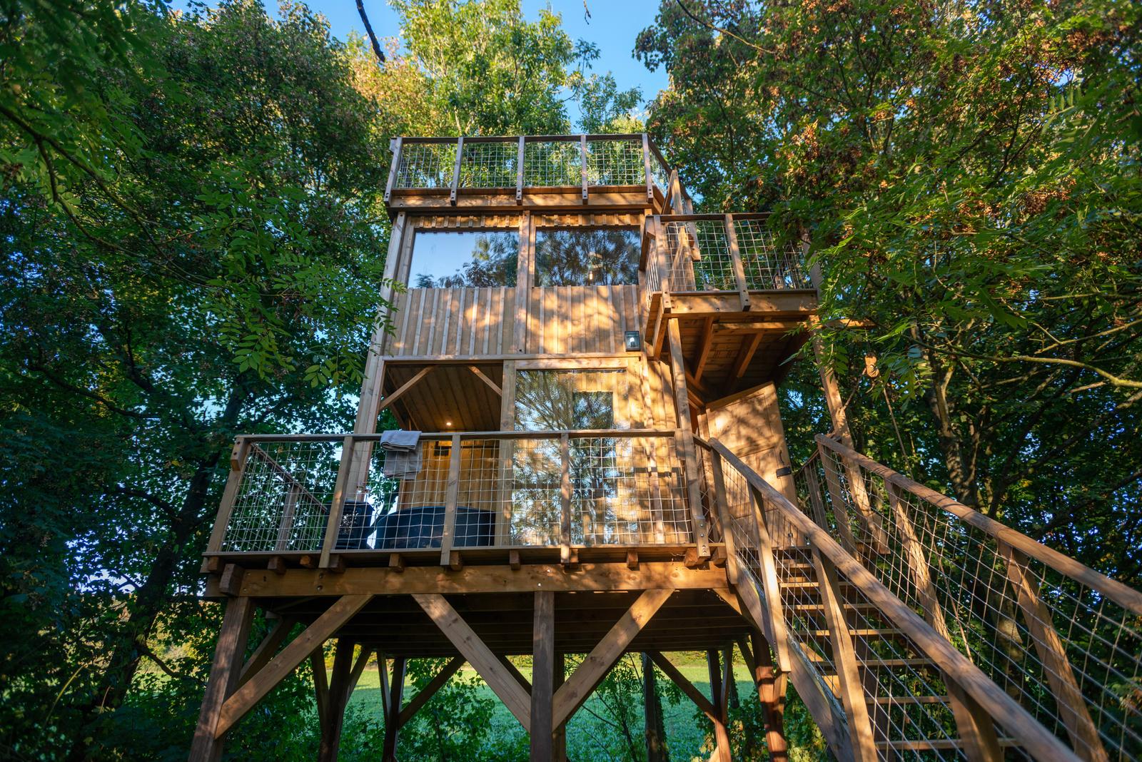 Port-le-Grand : château des Tilleuls, cabane dans les arbres 50