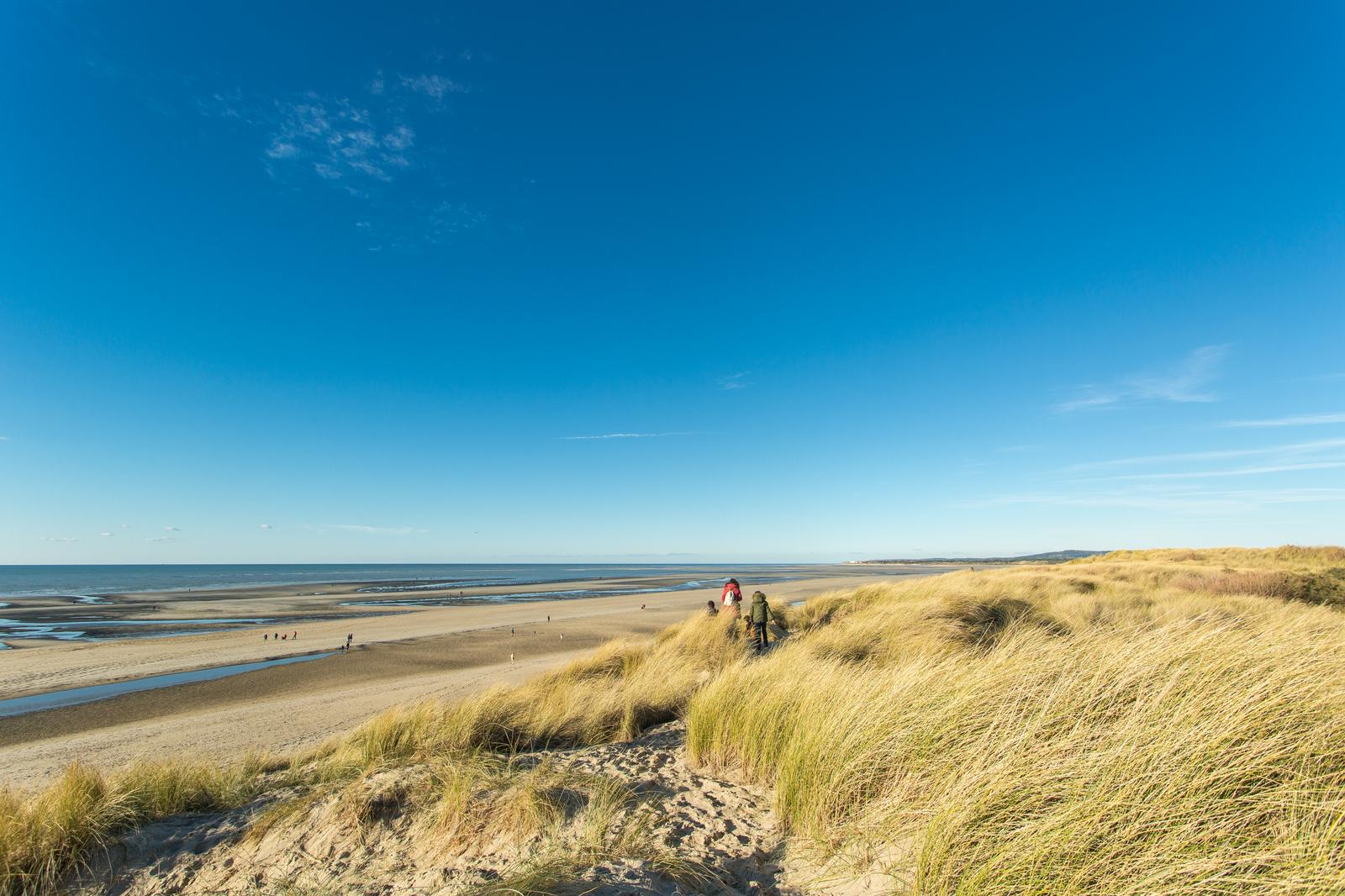 Le Touquet-Paris-Plage : promeneurs dans les dunes