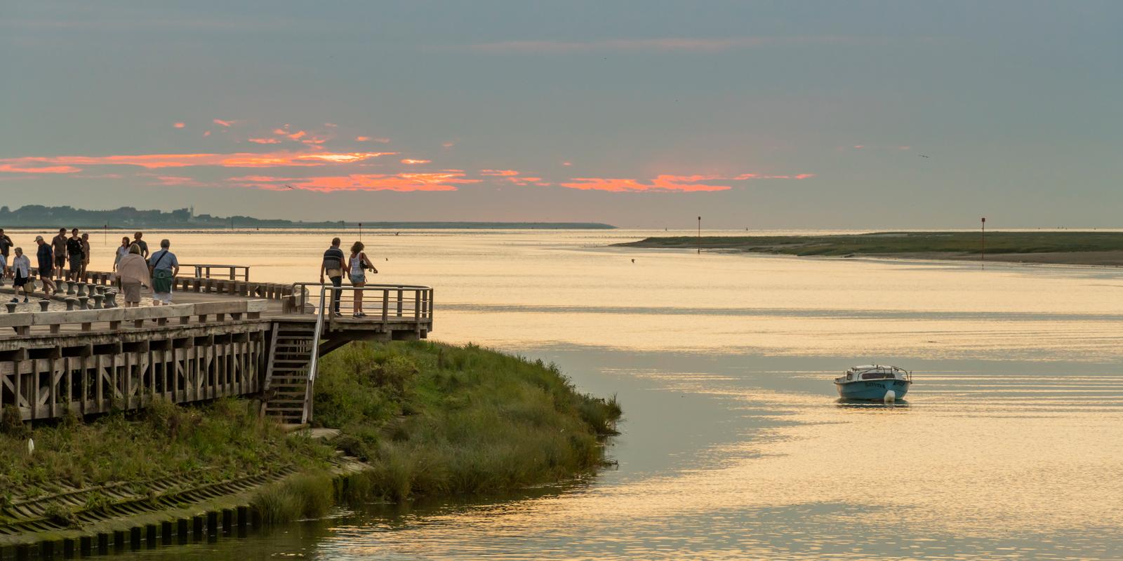Saint-Valery-sur-Somme en été : promeneurs regardant la mer