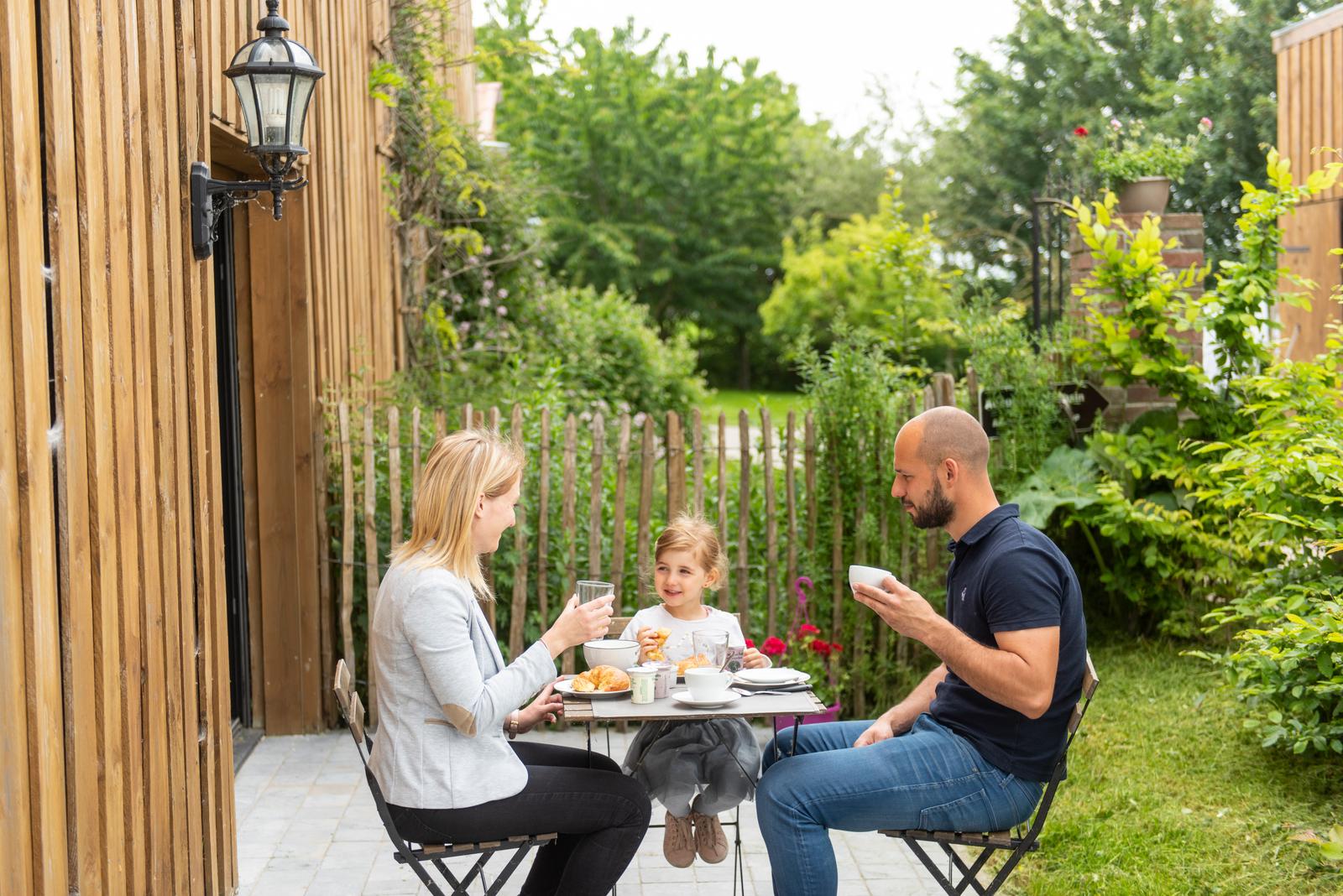 Villers-au-Tertre : la ferme du Tertre, petit-déjeuner en famille dehors