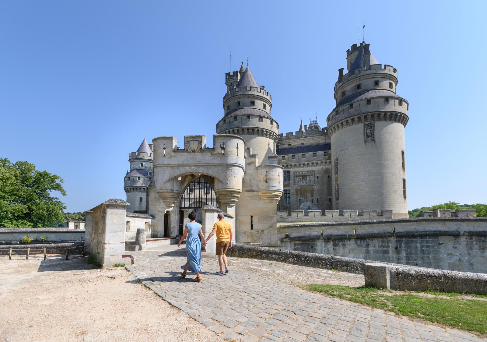 Pierrefonds : couple en visite au château