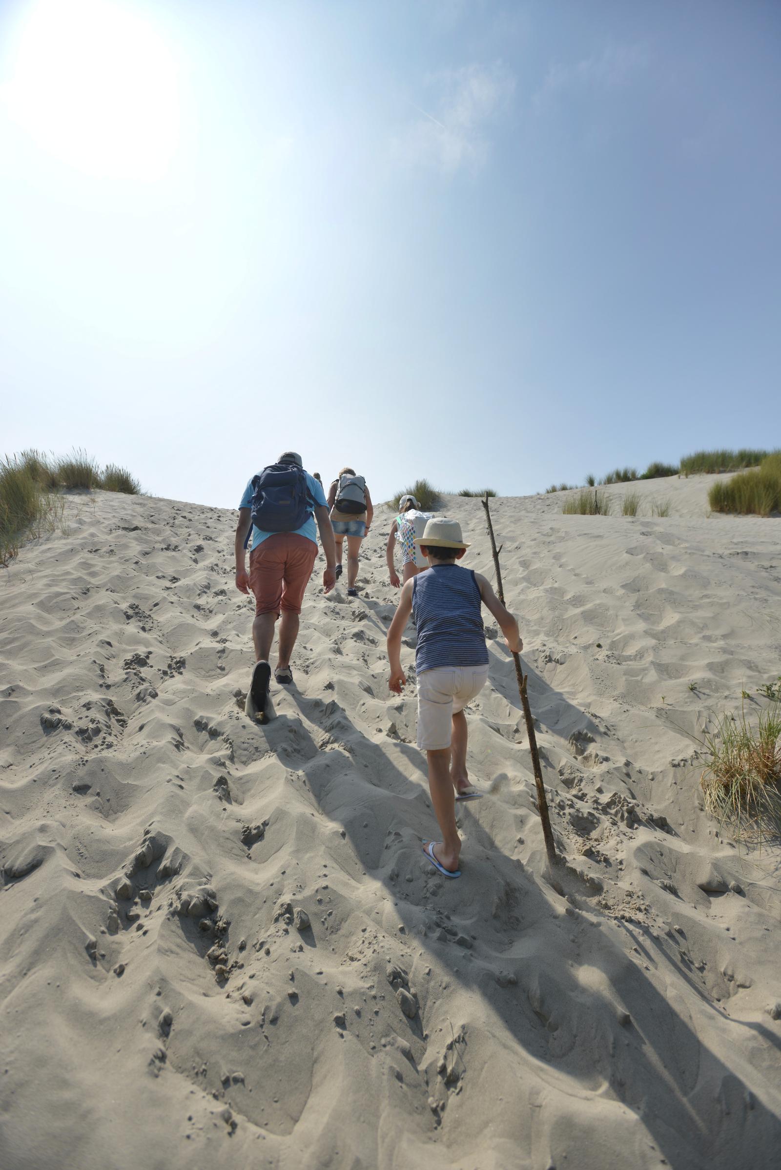 Saint-Quentin-en-Tourmont : famille sur le sentier de la mer 02
