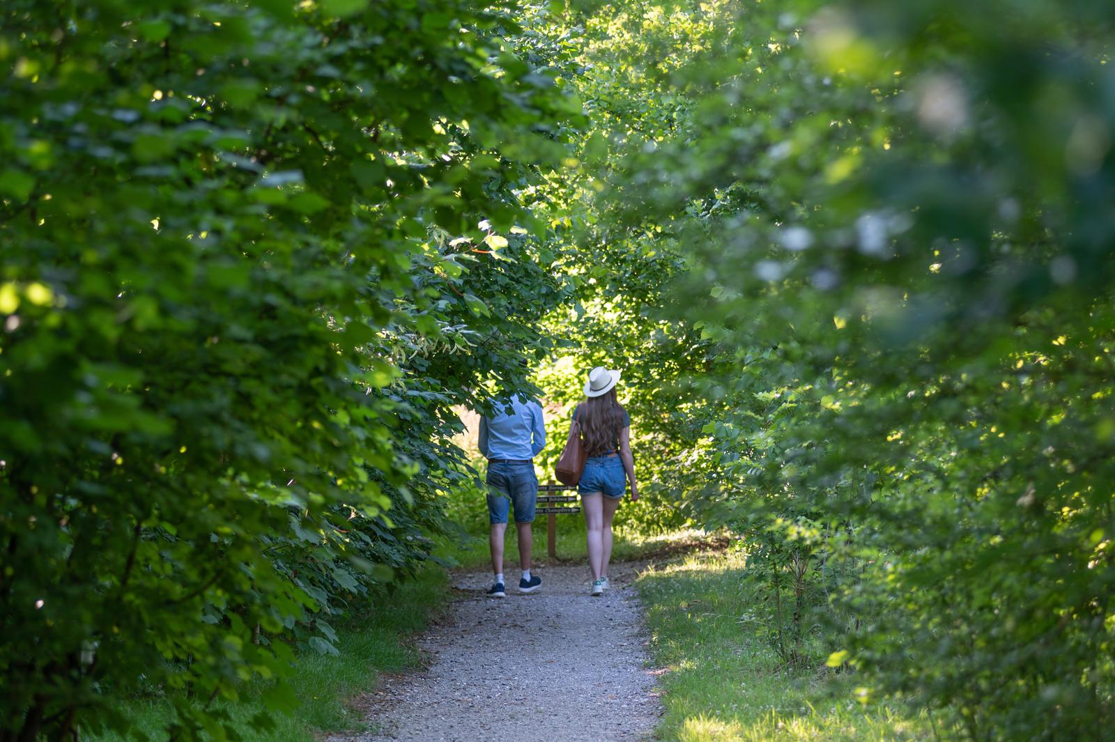 Port-le-Grand : Château des Tilleuls, couple au camping 04