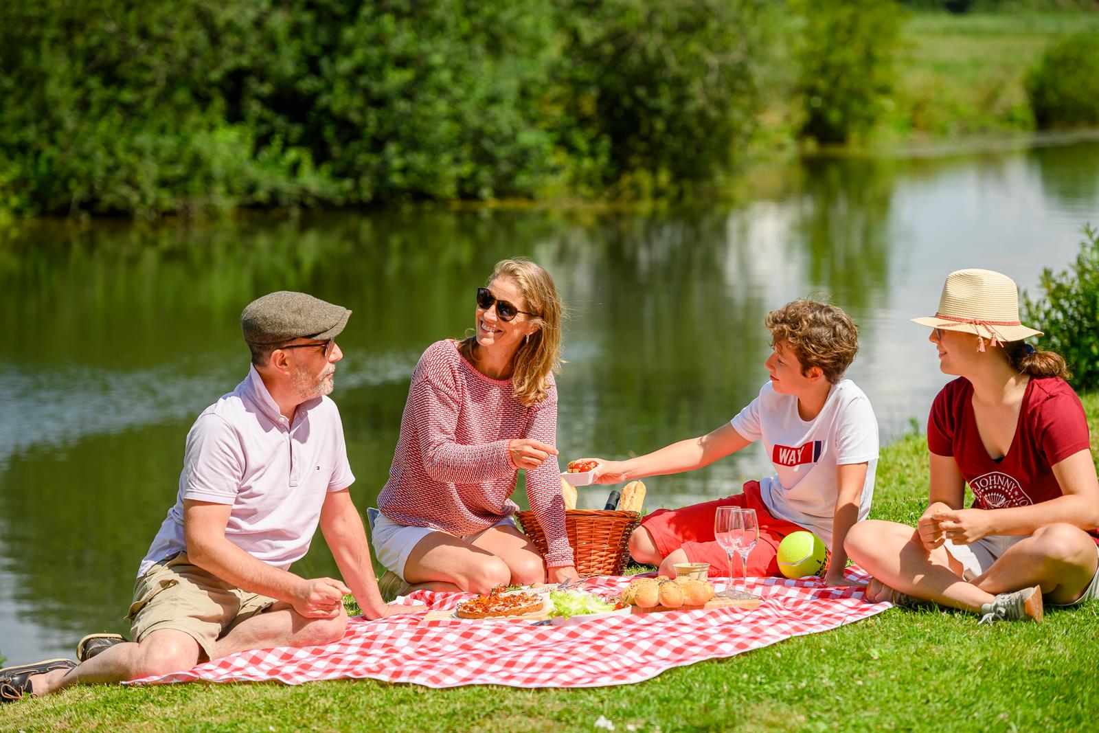 Sailly-sur-la-Lys : pique-nique en famille au bord de la Lys
