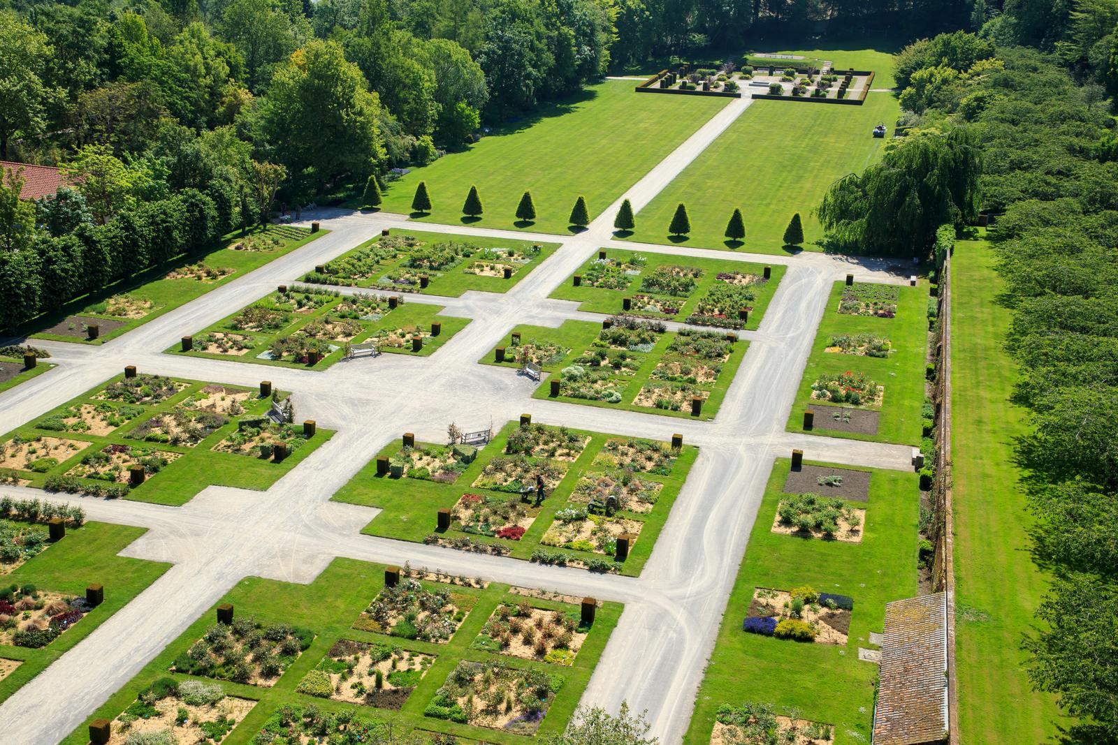 Argoules : vue aérienne des jardins de l'abbaye de Valloires 07