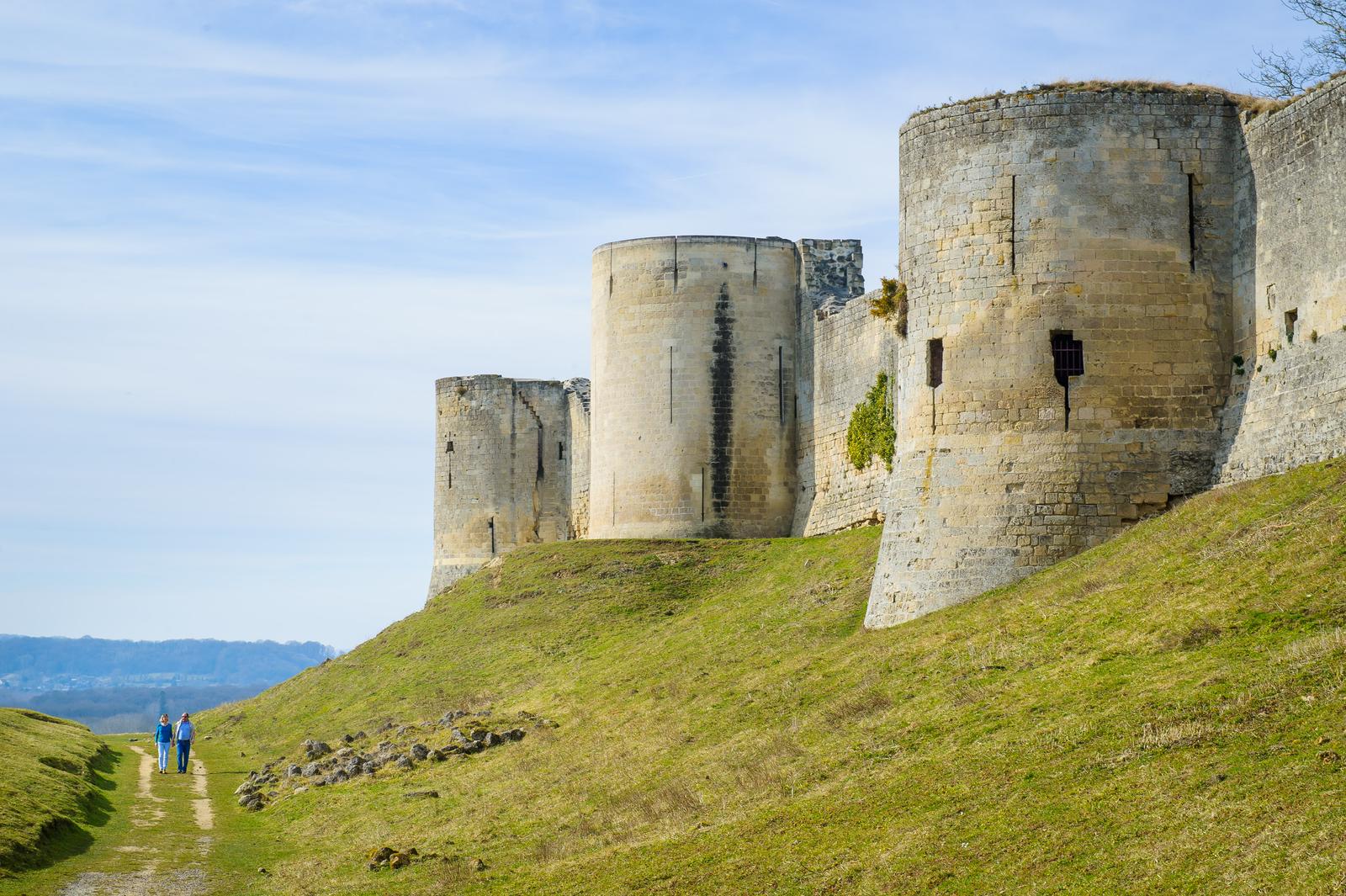 Coucy-le-Château : couple aux pieds des remparts