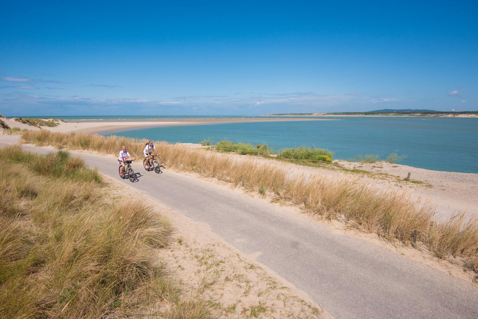 Le Touquet-Paris-Plage : cyclistes au bord de mer