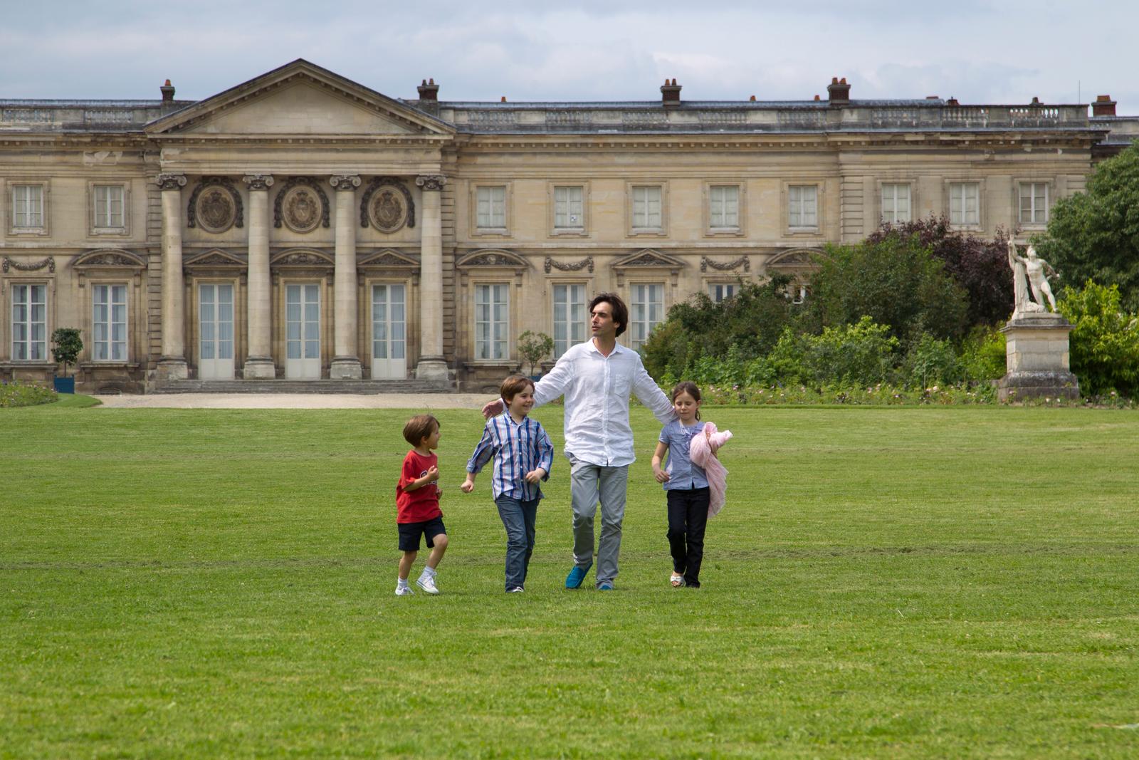 Famille dans le parc du château de Compiègne 02