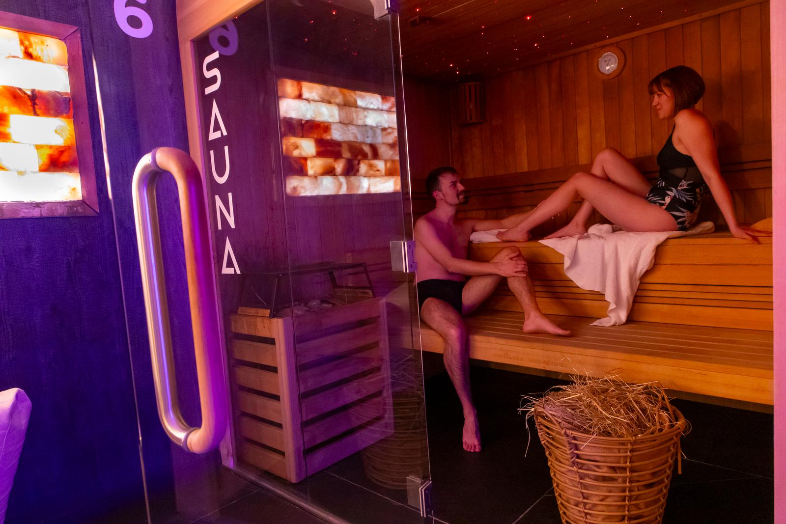 Poulainville : couple au sauna de l'hôtel Kyriad